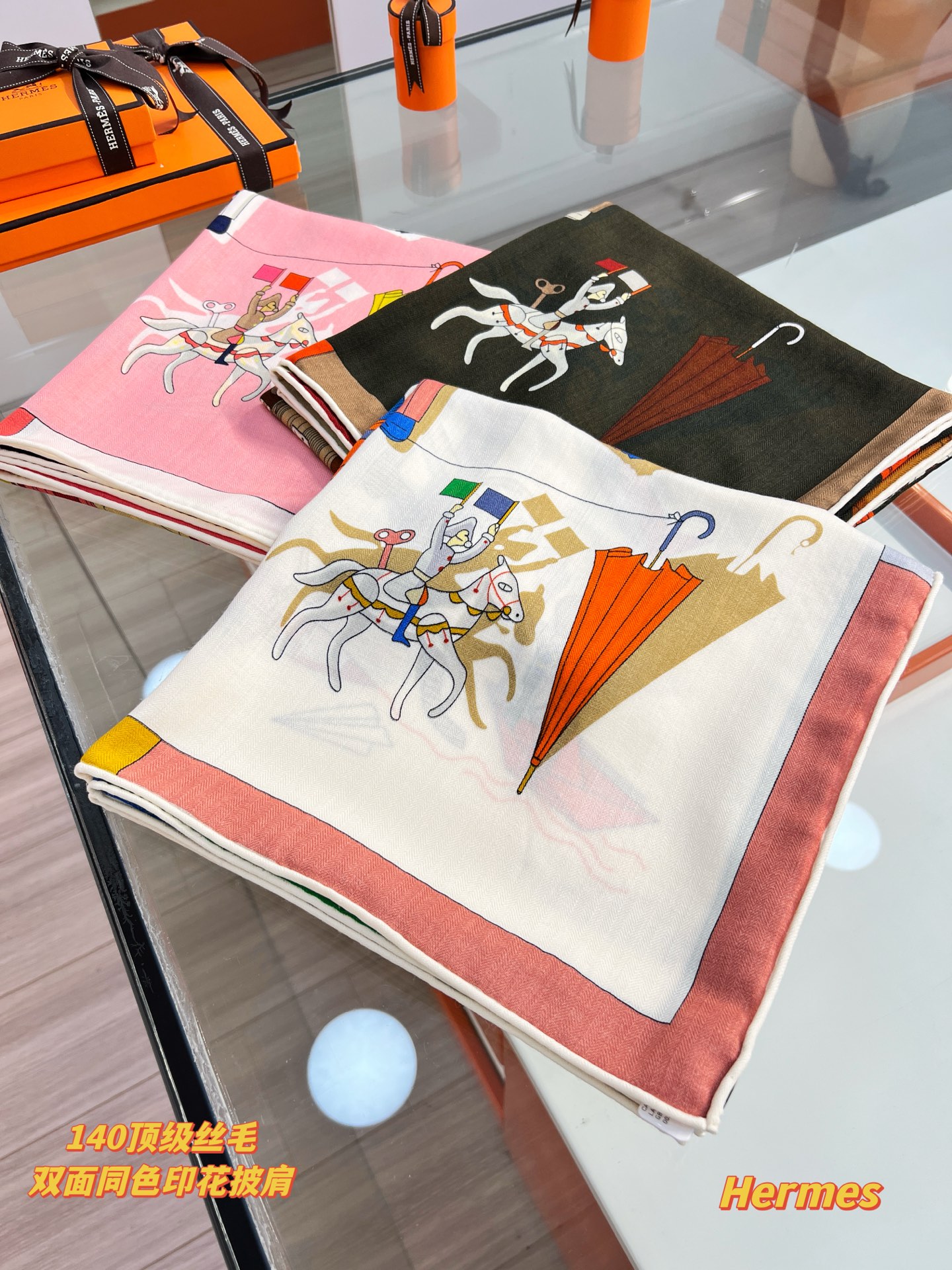 💟“2025年精巧错觉”140双面丝毛披肩~Hermes 

手工卷边真丝方巾（30%桑蚕丝70%羊毛）