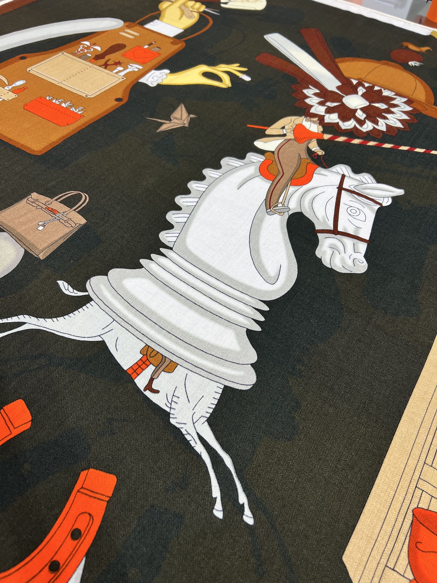 💟“2025年精巧错觉”140双面丝毛披肩~Hermes 

手工卷边真丝方巾（30%桑蚕丝70%羊毛）