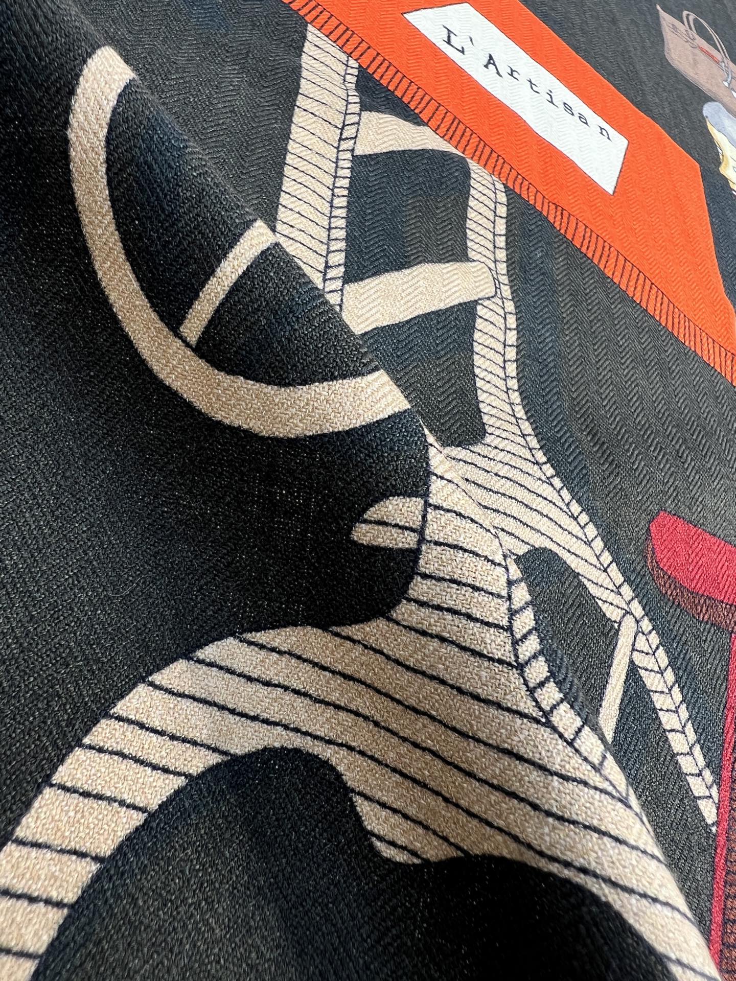 💟“2025年精巧错觉”140双面丝毛披肩~Hermes 

手工卷边真丝方巾（30%桑蚕丝70%羊毛）