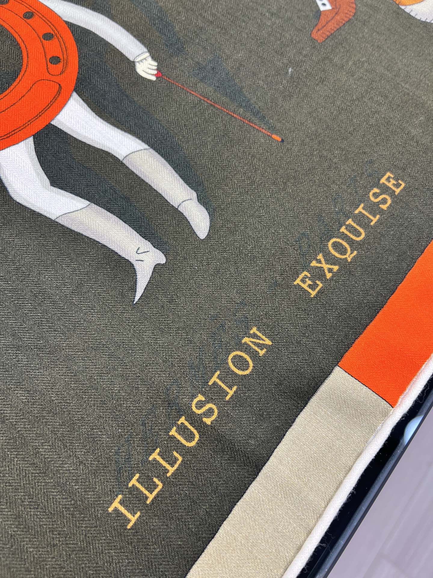 💟“2025年精巧错觉”140双面丝毛披肩~Hermes 

手工卷边真丝方巾（30%桑蚕丝70%羊毛）