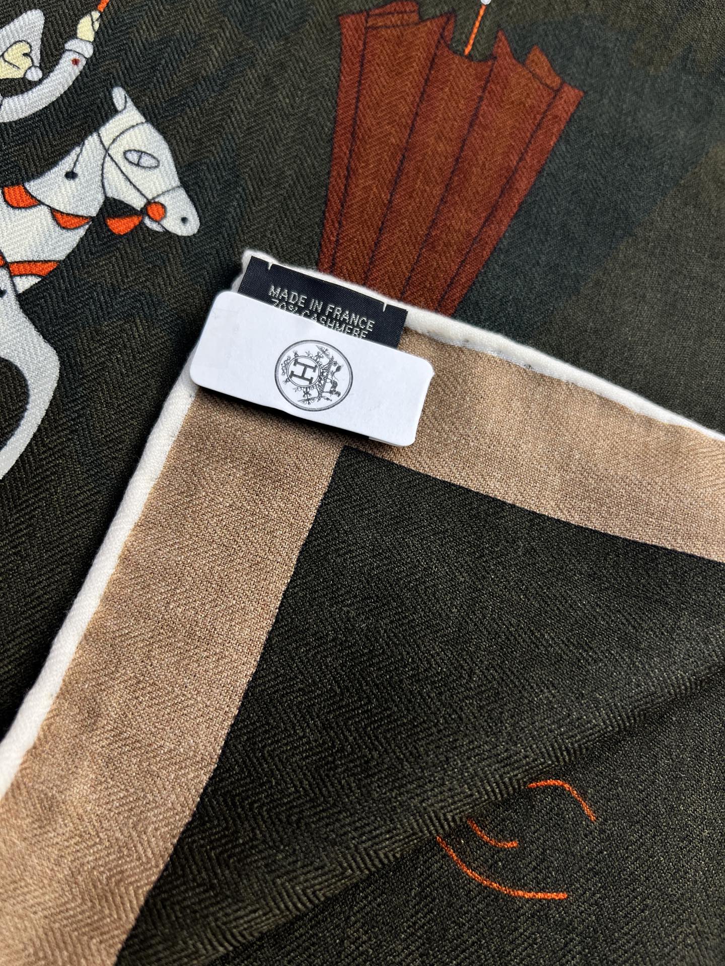 💟“2025年精巧错觉”140双面丝毛披肩~Hermes 

手工卷边真丝方巾（30%桑蚕丝70%羊毛）