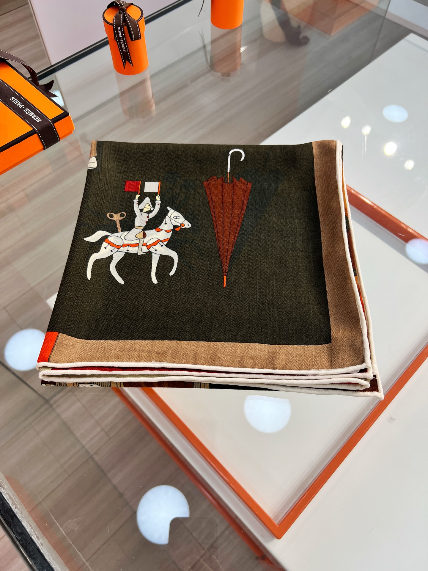 💟“2025年精巧错觉”140双面丝毛披肩~Hermes 

手工卷边真丝方巾（30%桑蚕丝70%羊毛）