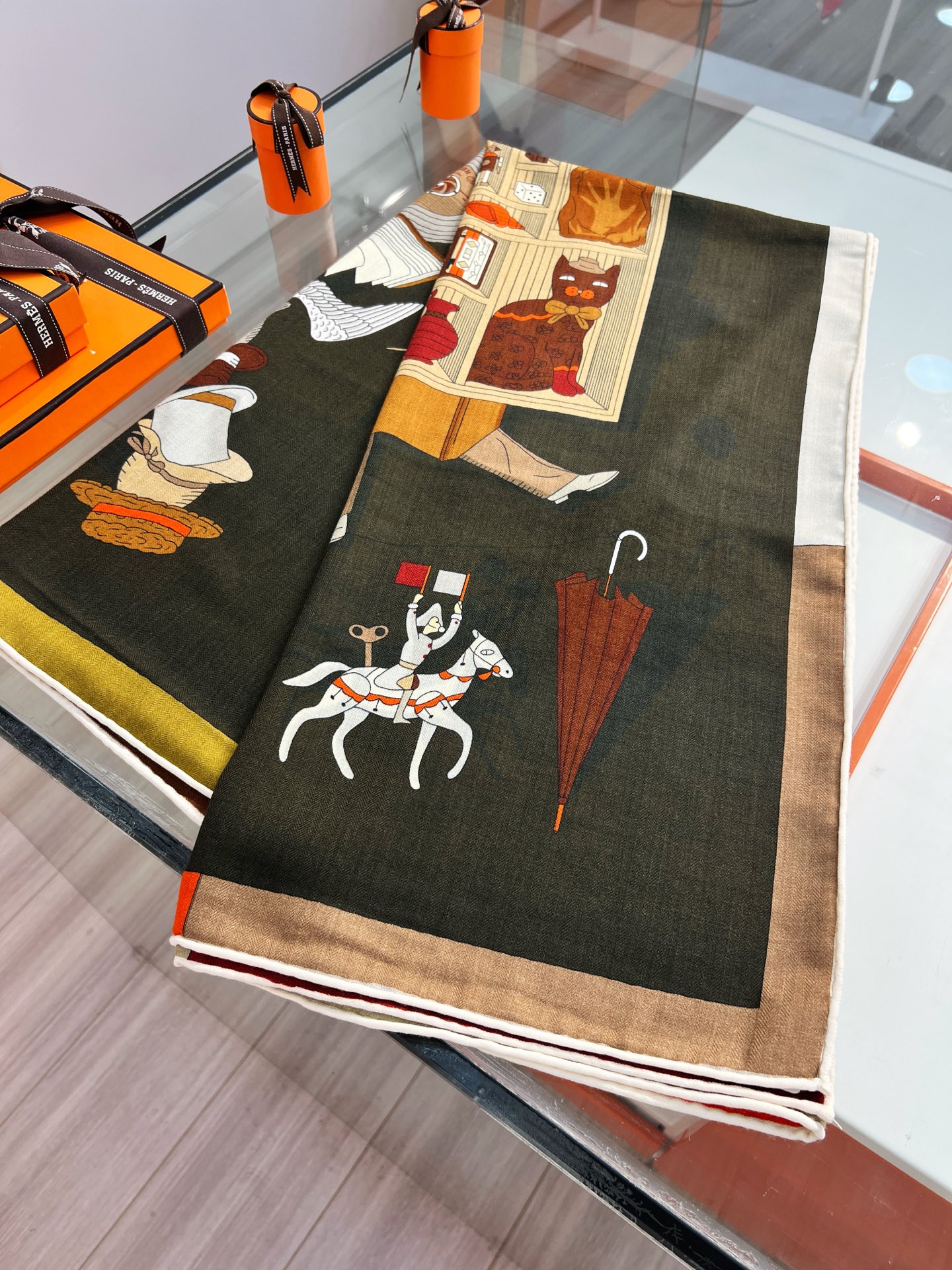 💟“2025年精巧错觉”140双面丝毛披肩~Hermes 

手工卷边真丝方巾（30%桑蚕丝70%羊毛）