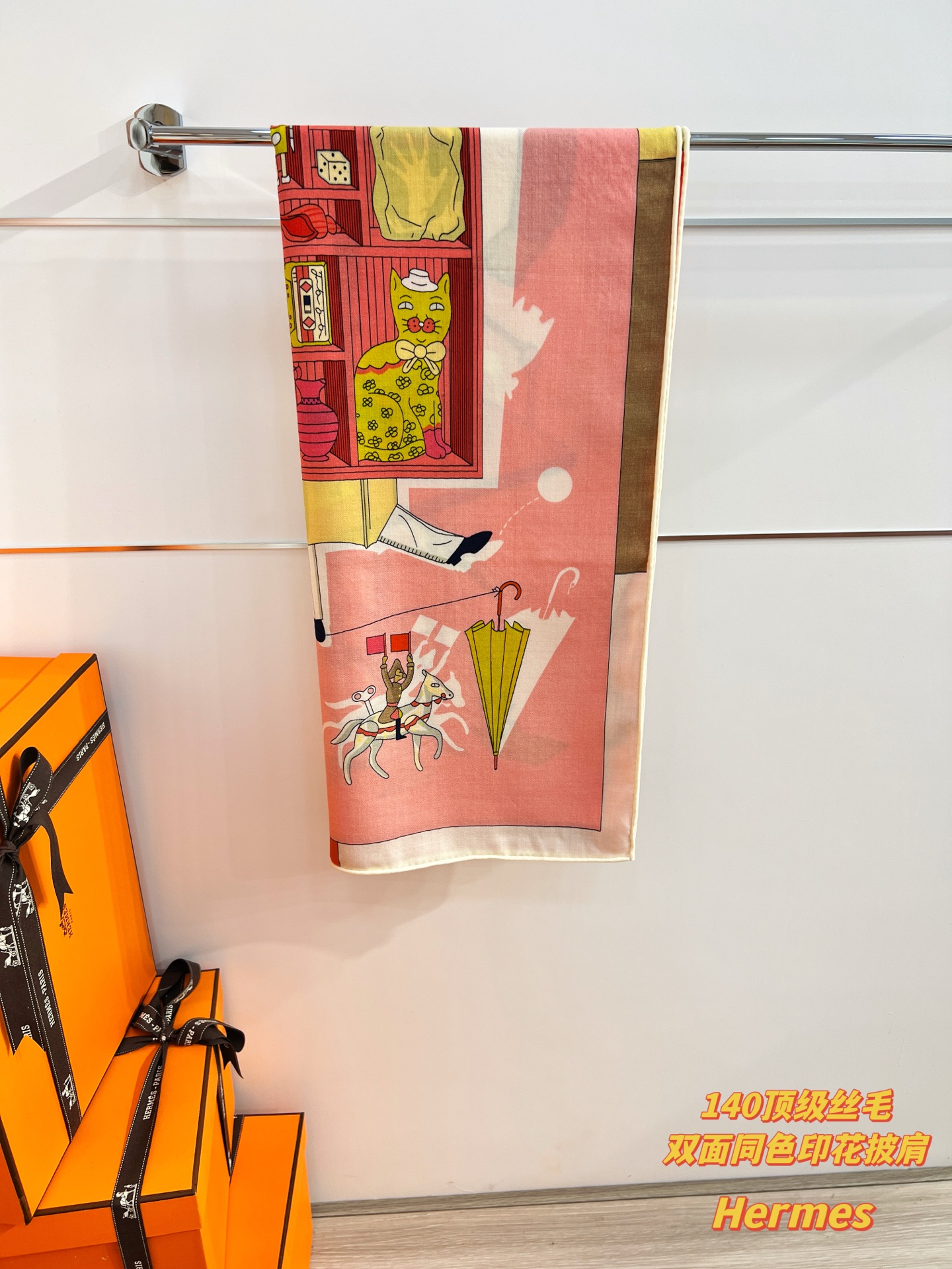 💟“2025年 精巧错觉”140双面丝毛披肩~Hermes 

手工卷边真丝方巾（30%桑蚕丝70%羊毛