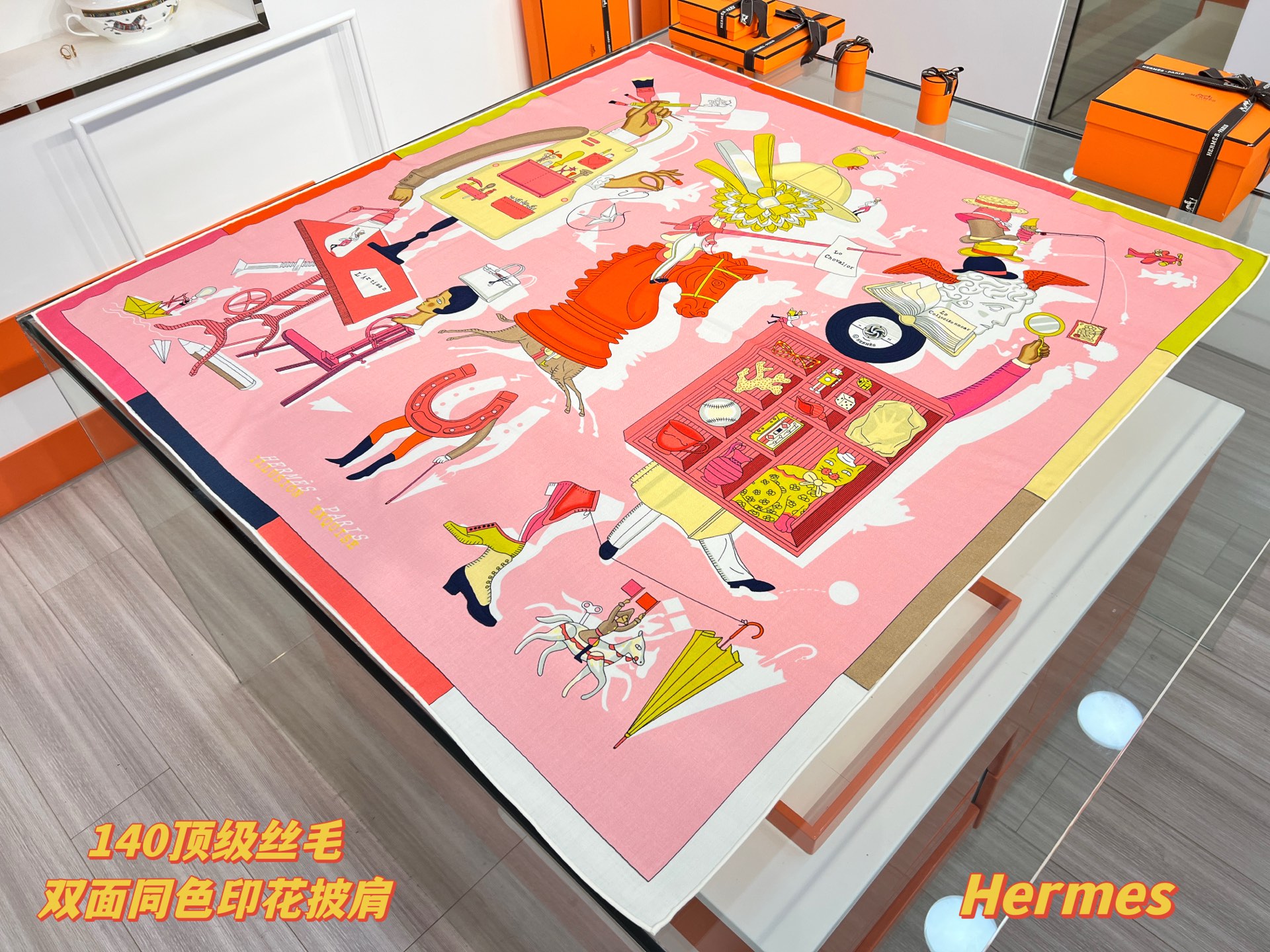 💟“2025年 精巧错觉”140双面丝毛披肩~Hermes 

手工卷边真丝方巾（30%桑蚕丝70%羊毛