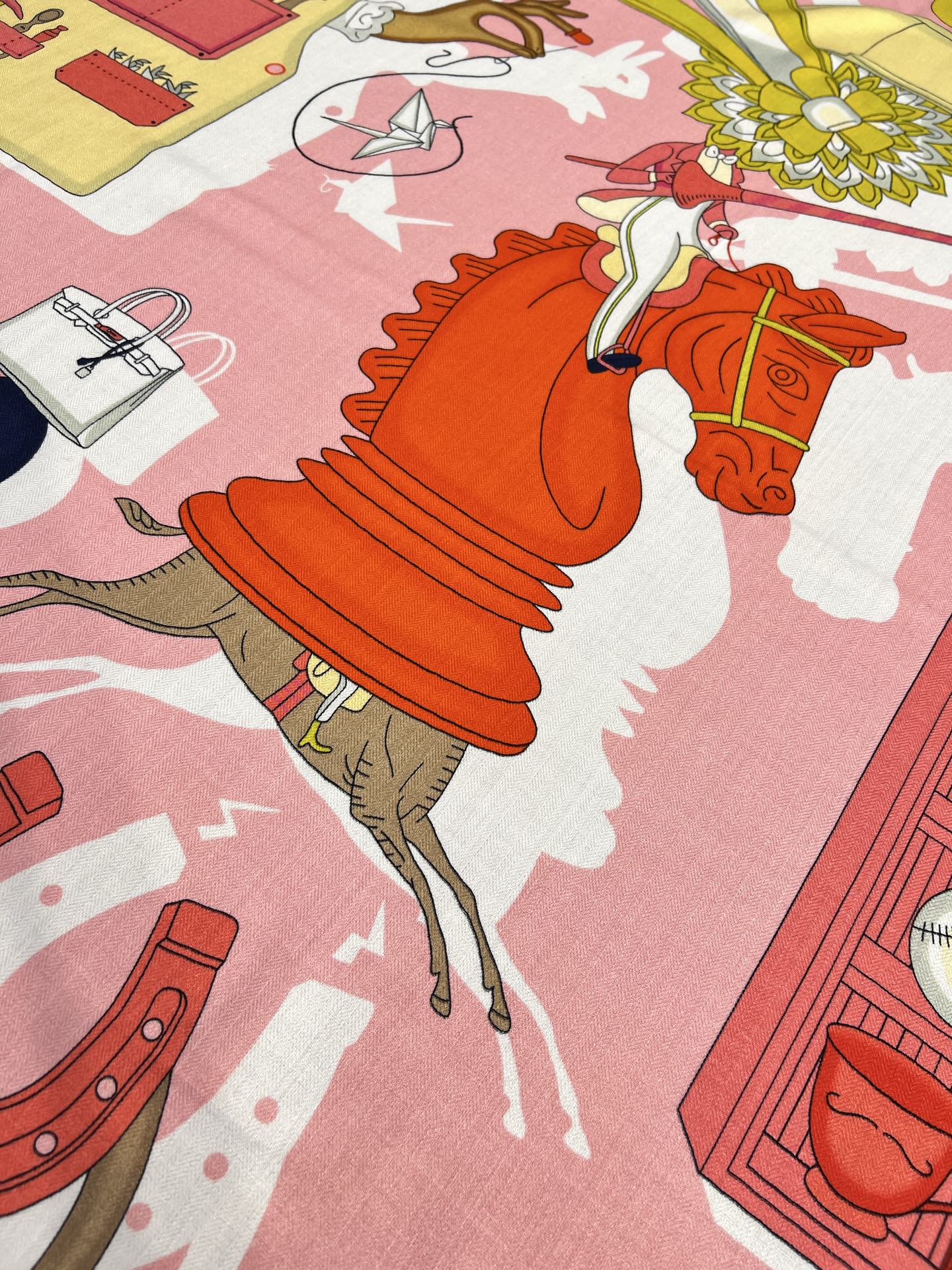 💟“2025年 精巧错觉”140双面丝毛披肩~Hermes 

手工卷边真丝方巾（30%桑蚕丝70%羊毛