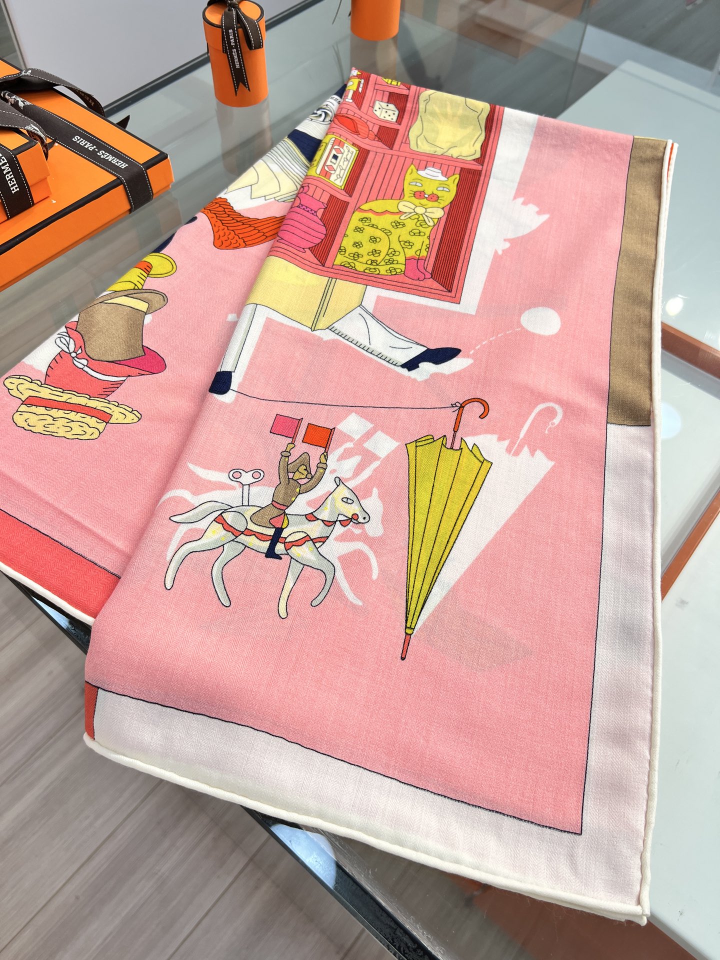 💟“2025年 精巧错觉”140双面丝毛披肩~Hermes 

手工卷边真丝方巾（30%桑蚕丝70%羊毛