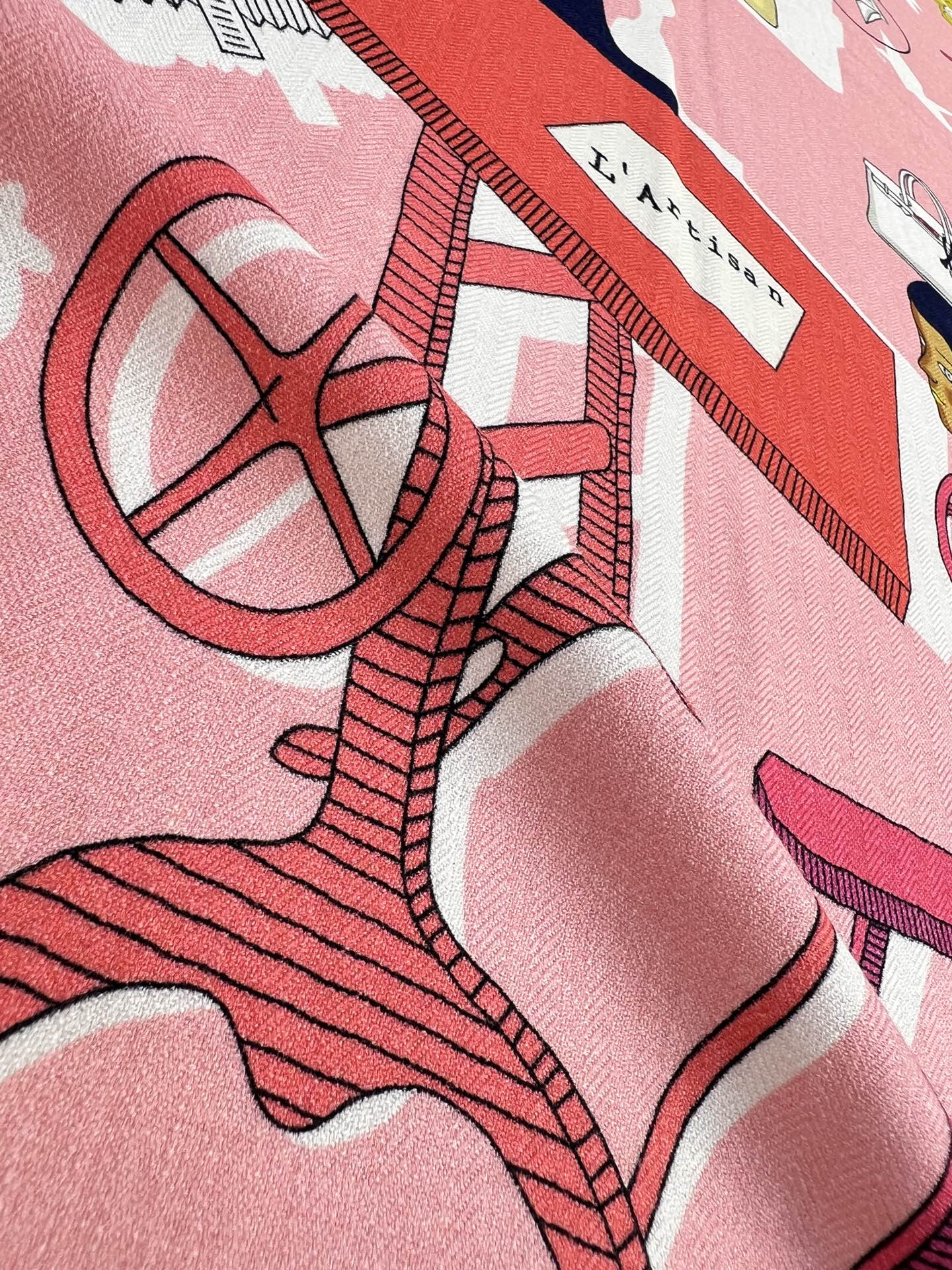 💟“2025年 精巧错觉”140双面丝毛披肩~Hermes 

手工卷边真丝方巾（30%桑蚕丝70%羊毛