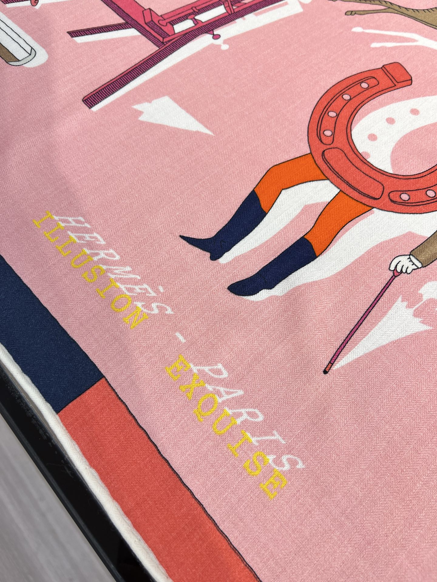 💟“2025年 精巧错觉”140双面丝毛披肩~Hermes 

手工卷边真丝方巾（30%桑蚕丝70%羊毛