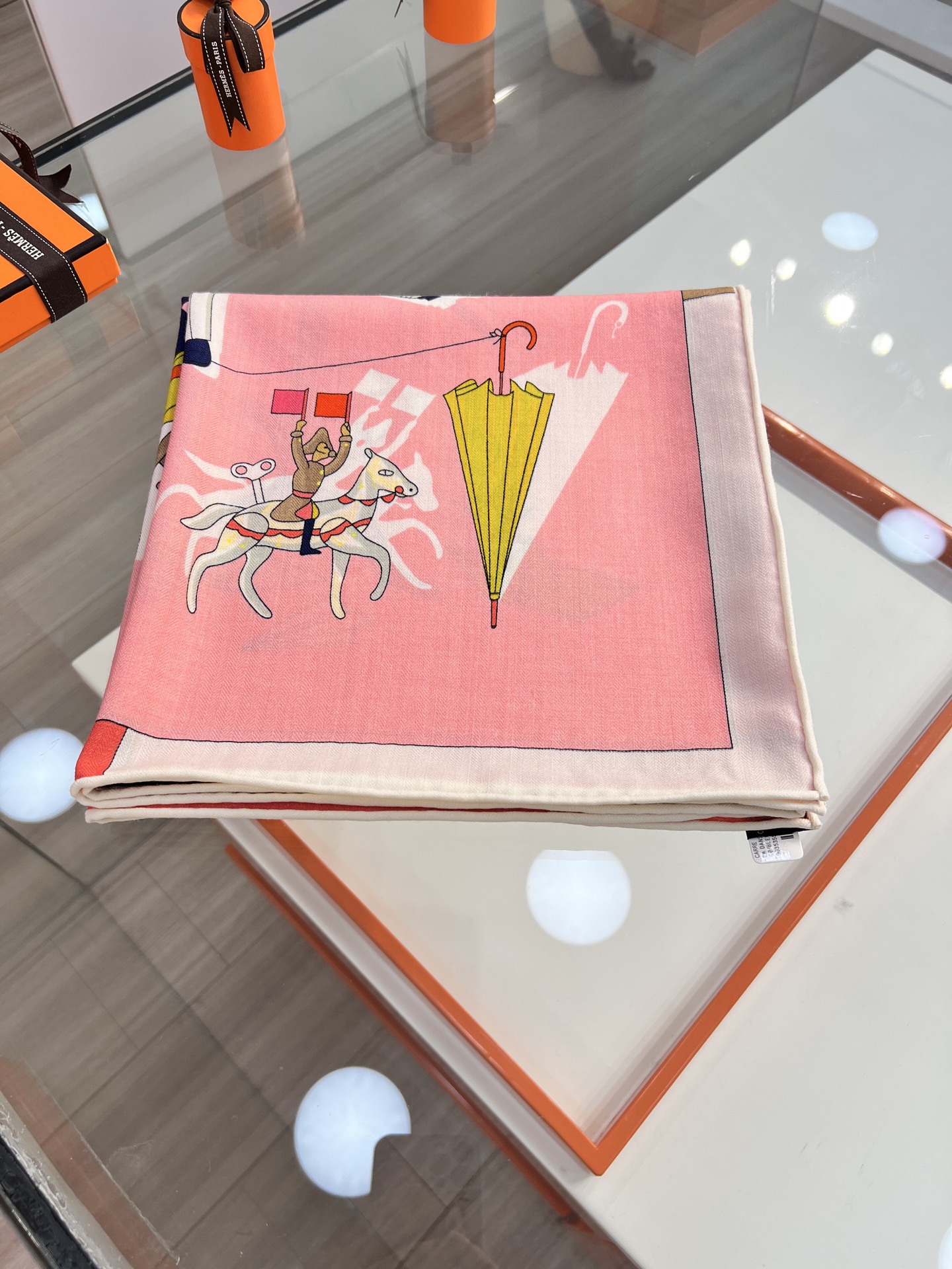 💟“2025年 精巧错觉”140双面丝毛披肩~Hermes 

手工卷边真丝方巾（30%桑蚕丝70%羊毛