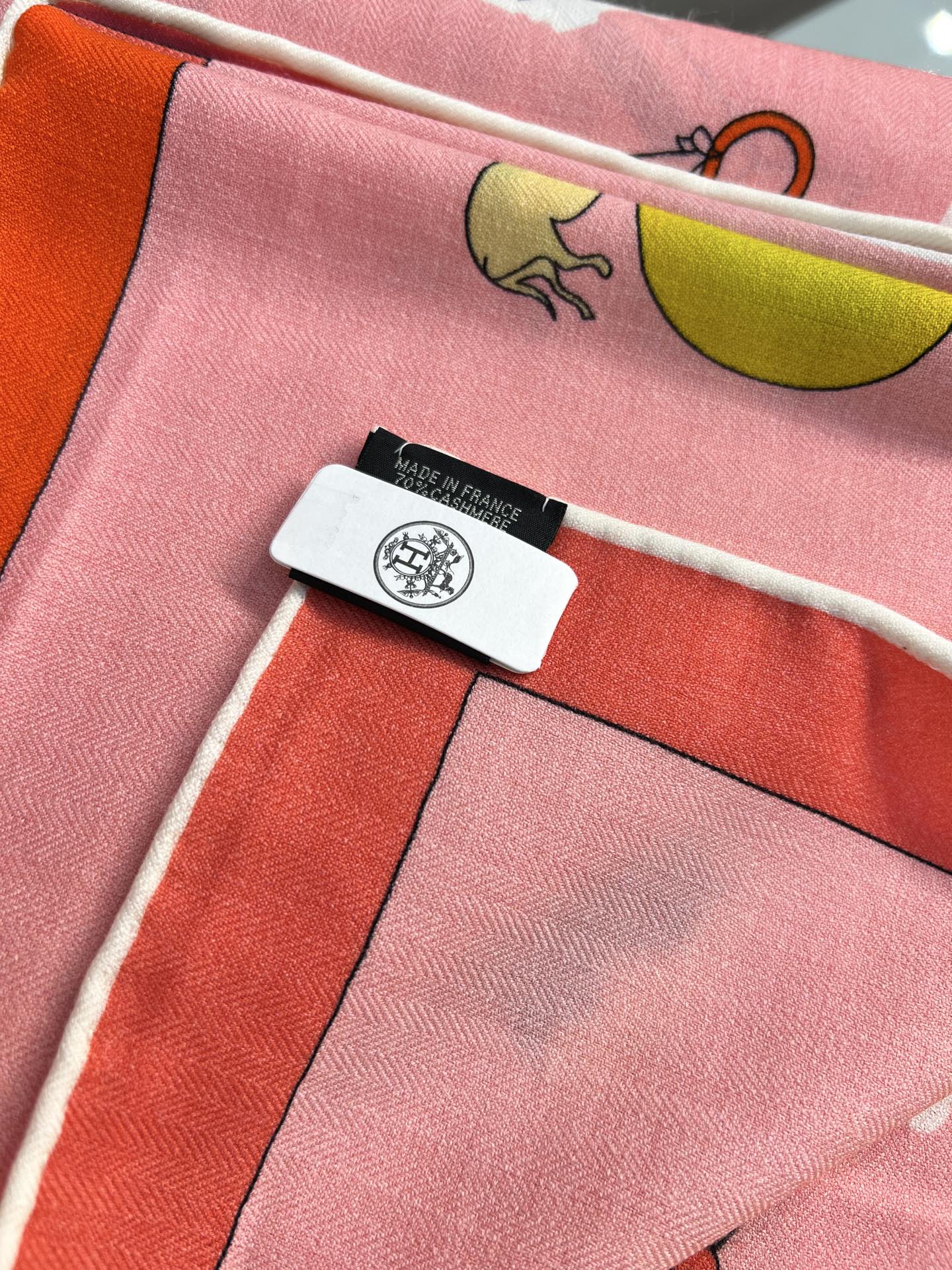 💟“2025年 精巧错觉”140双面丝毛披肩~Hermes 

手工卷边真丝方巾（30%桑蚕丝70%羊毛