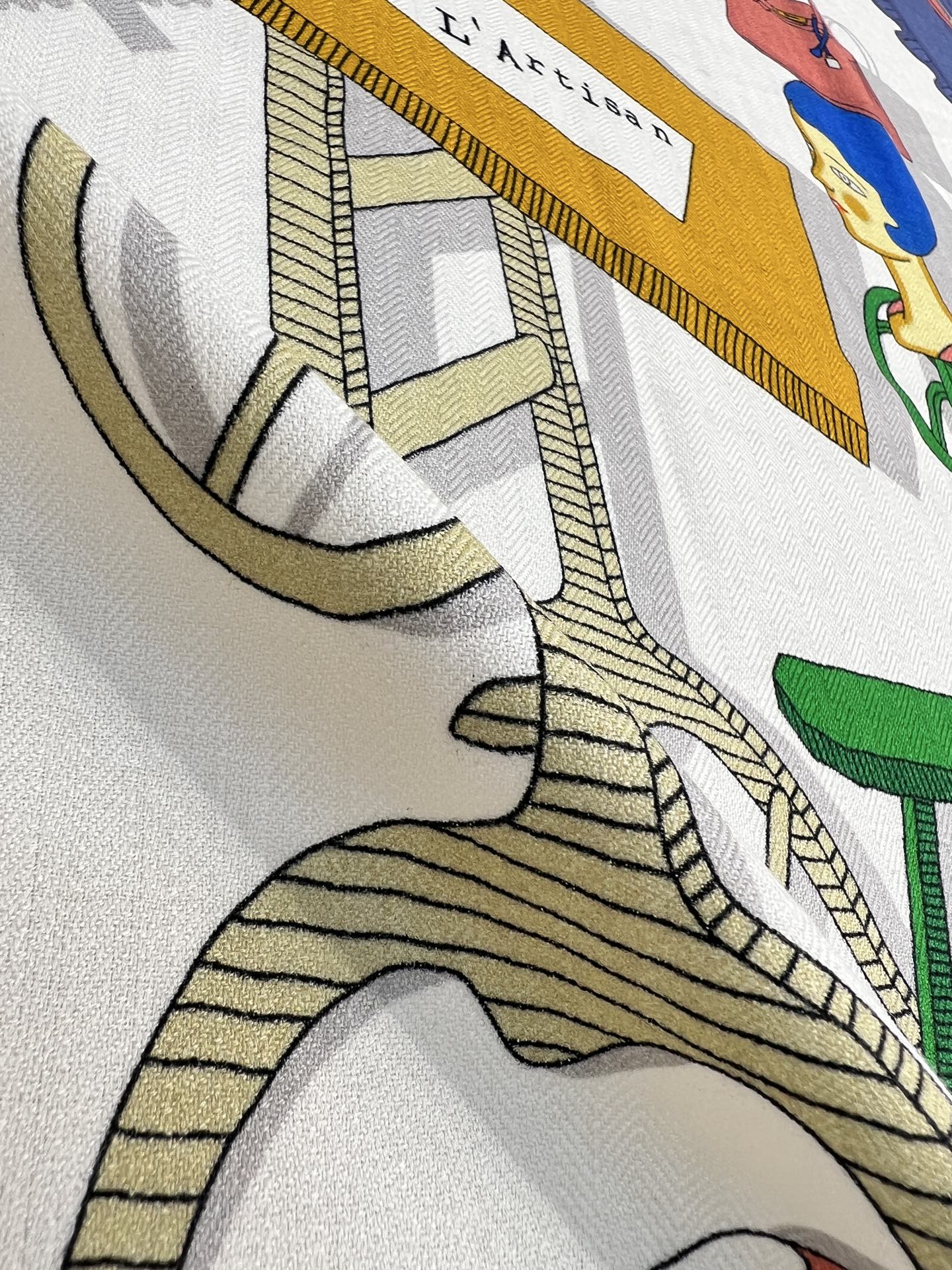 💟“2025年精巧错觉”140双面丝毛披肩~Hermes 

手工卷边真丝方巾（30%桑蚕丝70%羊毛）