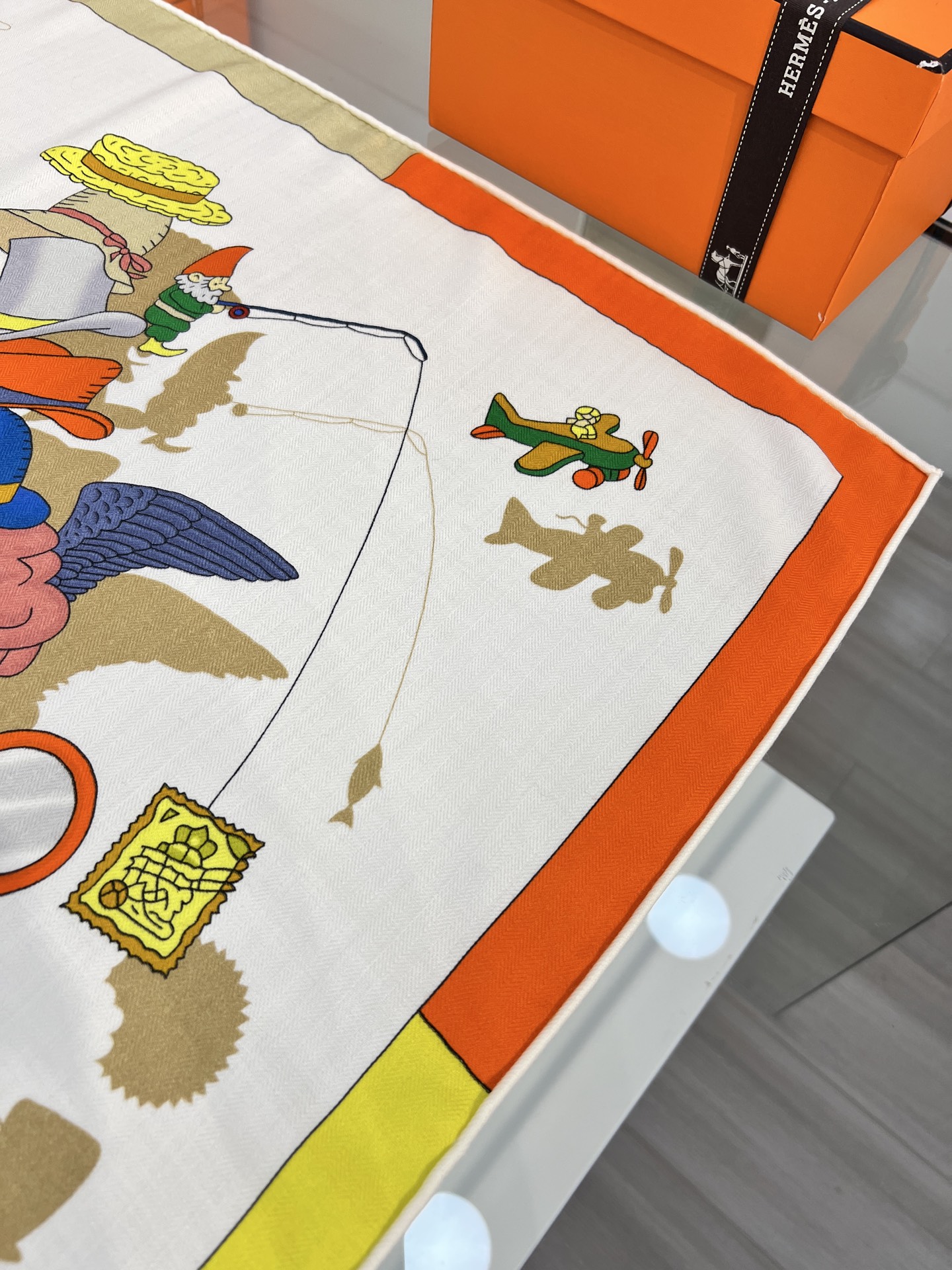 💟“2025年精巧错觉”140双面丝毛披肩~Hermes 

手工卷边真丝方巾（30%桑蚕丝70%羊毛）