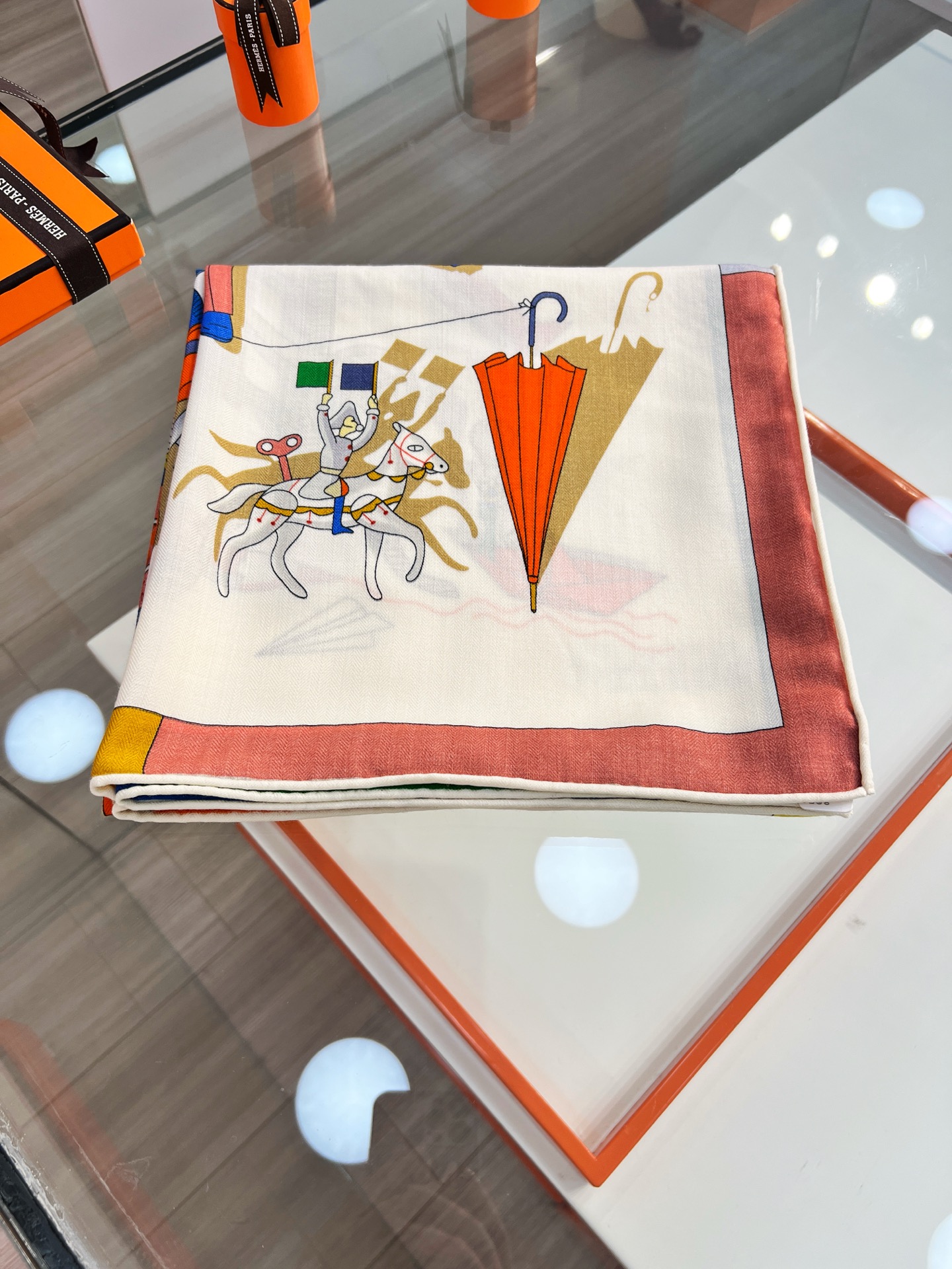 💟“2025年精巧错觉”140双面丝毛披肩~Hermes 

手工卷边真丝方巾（30%桑蚕丝70%羊毛）