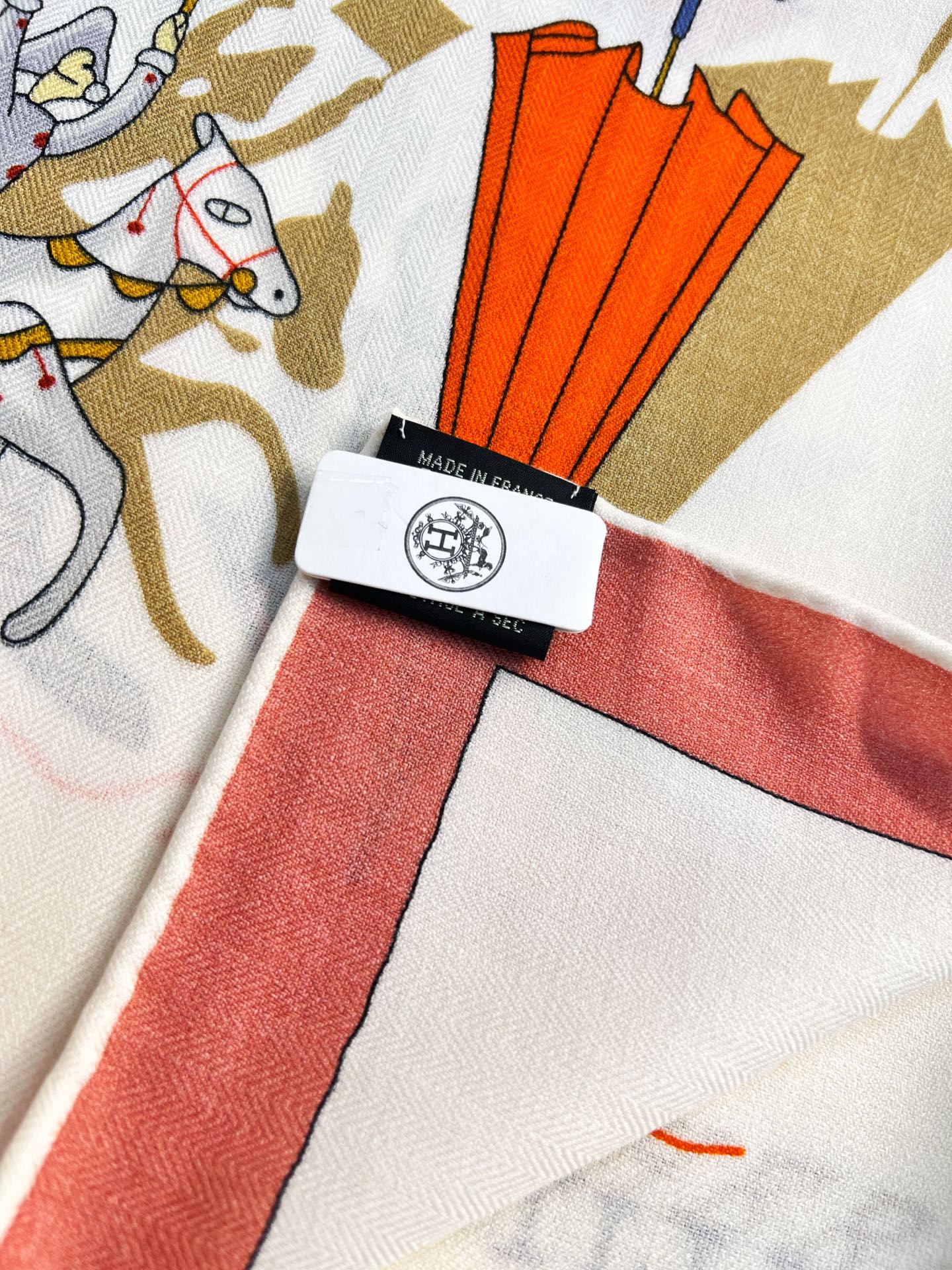 💟“2025年精巧错觉”140双面丝毛披肩~Hermes 

手工卷边真丝方巾（30%桑蚕丝70%羊毛）