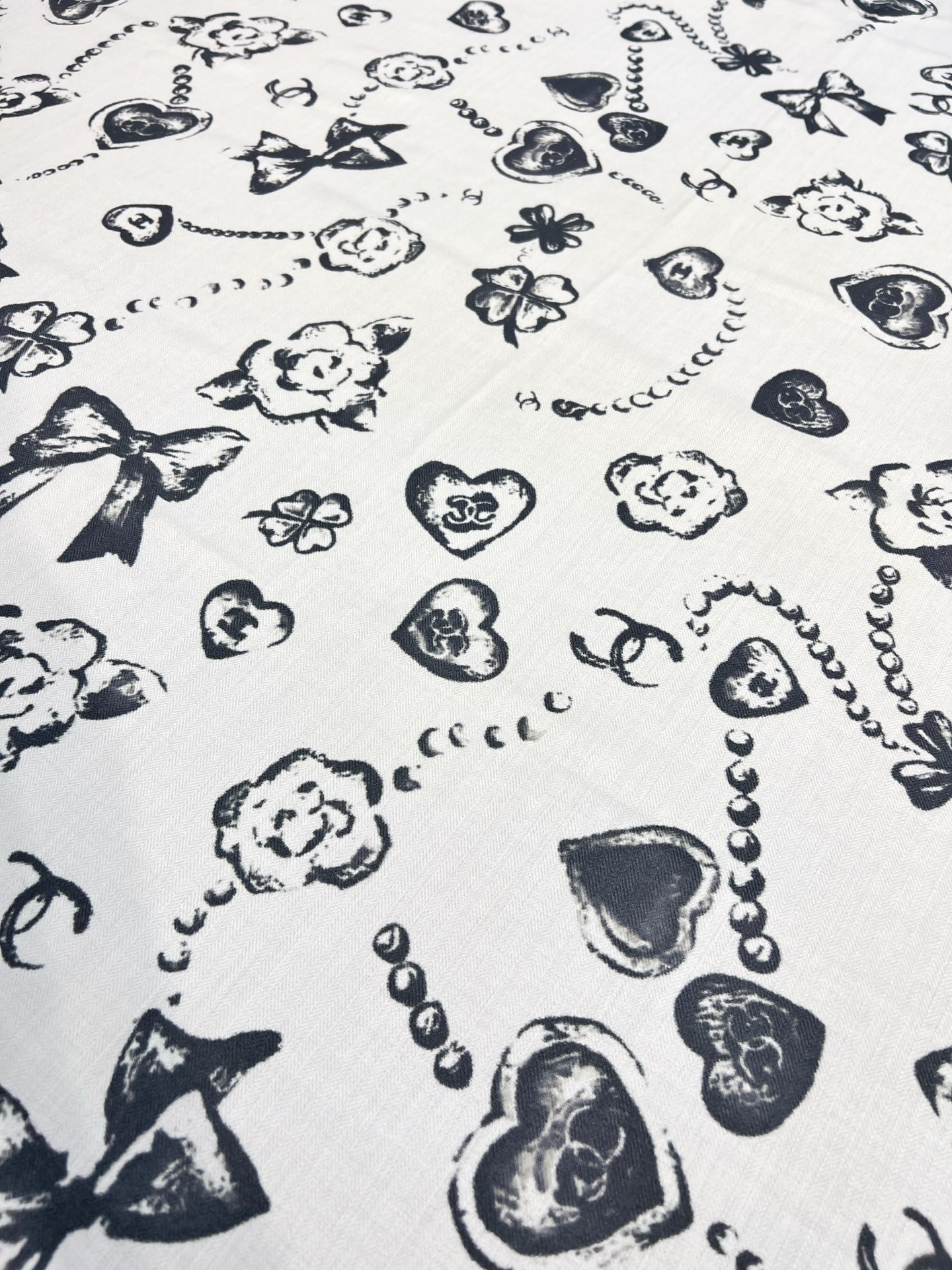 Chanel ~25秋冬新品～【爱心珍珠四叶草】【140双面丝毛披肩】手工卷边丝毛方巾（30%桑蚕丝70