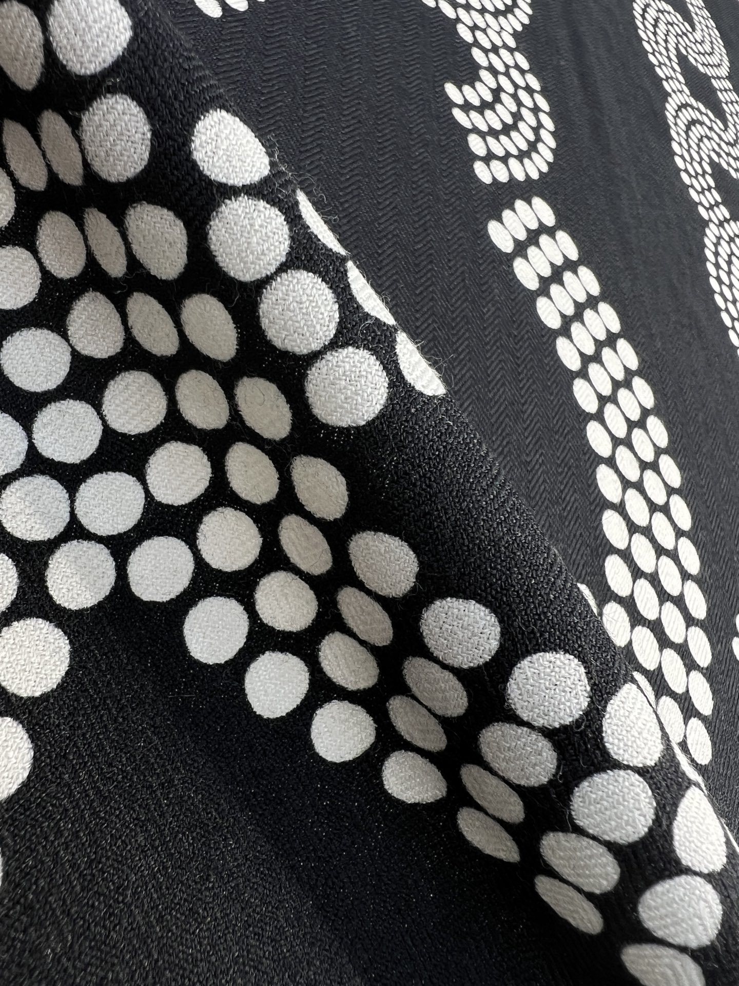 💰Chanel ~25秋冬新品~【双C大链条组合】【140双面丝毛披肩】手工卷边丝毛方巾(30%桑蚕丝7