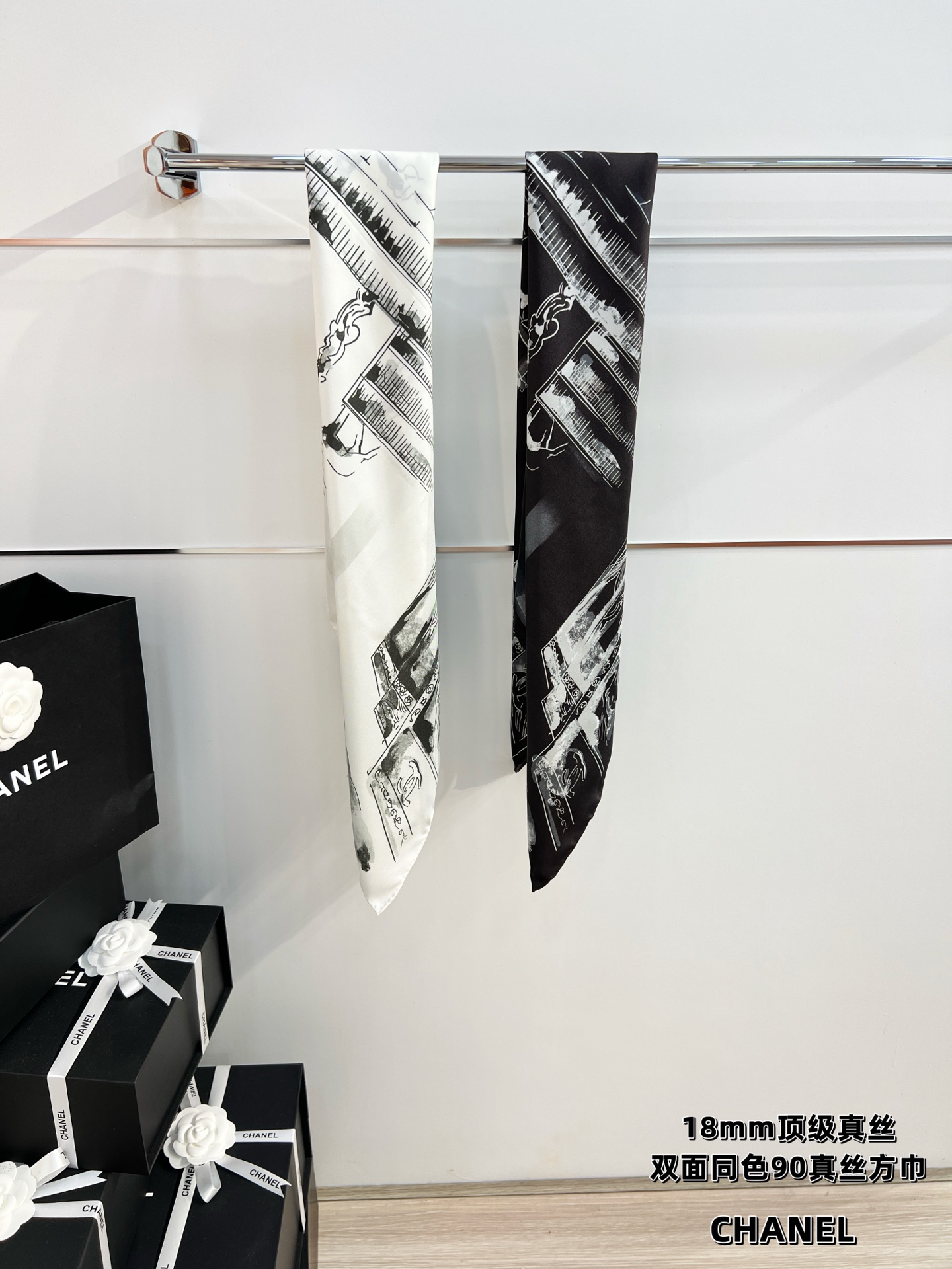 Chanel 25高级手工坊系列
90真丝双面同色印花
18mm真丝材质乳白、黑与灰

25高级手工坊系