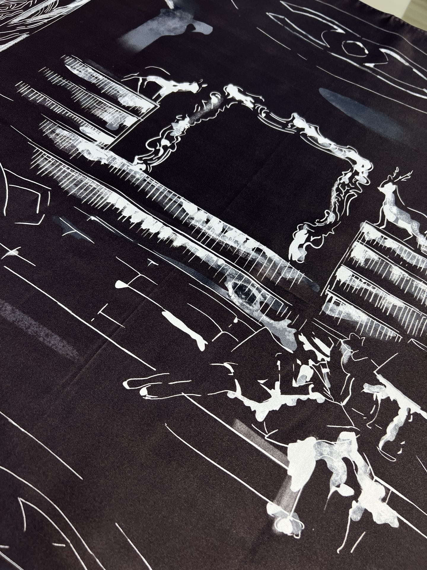 Chanel 25高级手工坊系列
90真丝双面同色印花
18mm真丝材质乳白、黑与灰

25高级手工坊系