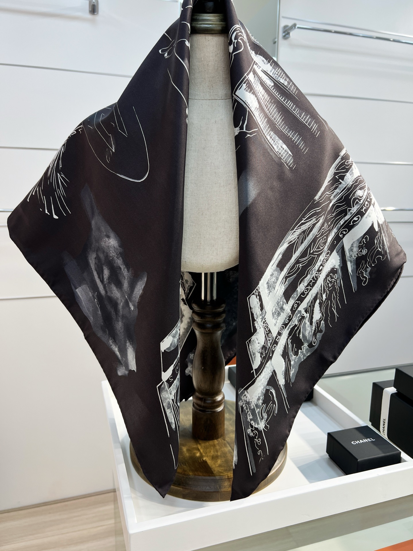 Chanel 25高级手工坊系列
90真丝双面同色印花
18mm真丝材质乳白、黑与灰

25高级手工坊系