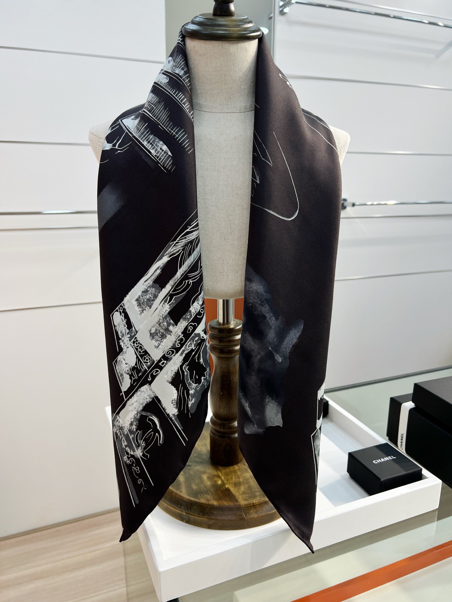 Chanel 25高级手工坊系列
90真丝双面同色印花
18mm真丝材质乳白、黑与灰

25高级手工坊系