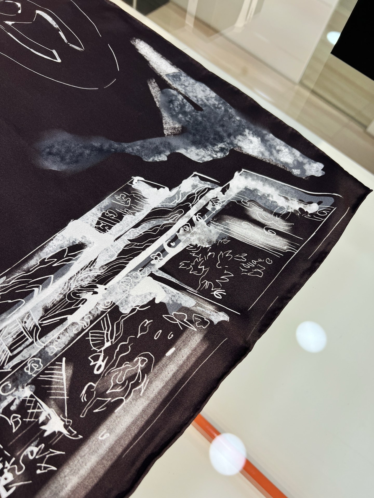 Chanel 25高级手工坊系列
90真丝双面同色印花
18mm真丝材质乳白、黑与灰

25高级手工坊系