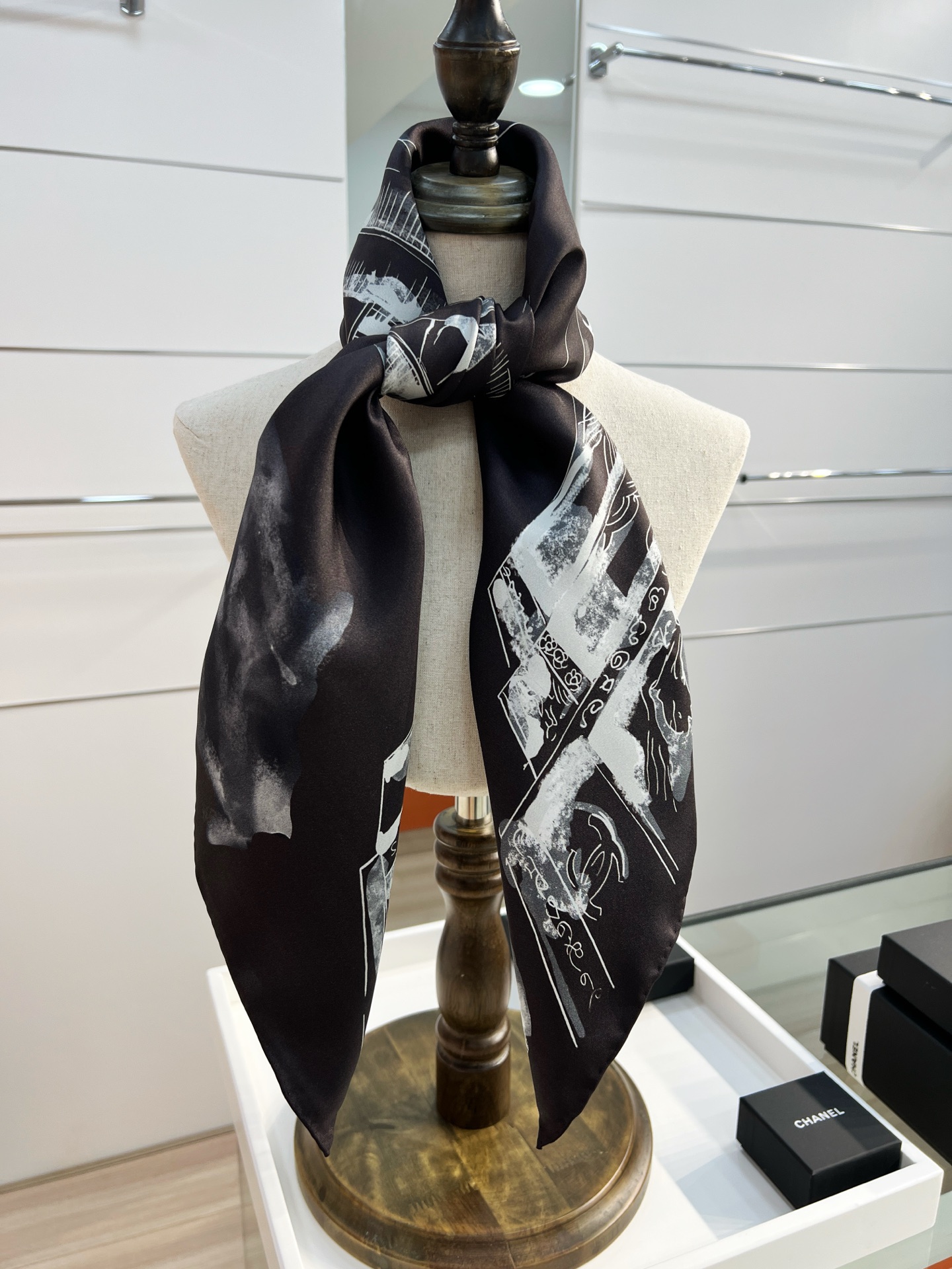 Chanel 25高级手工坊系列
90真丝双面同色印花
18mm真丝材质乳白、黑与灰

25高级手工坊系