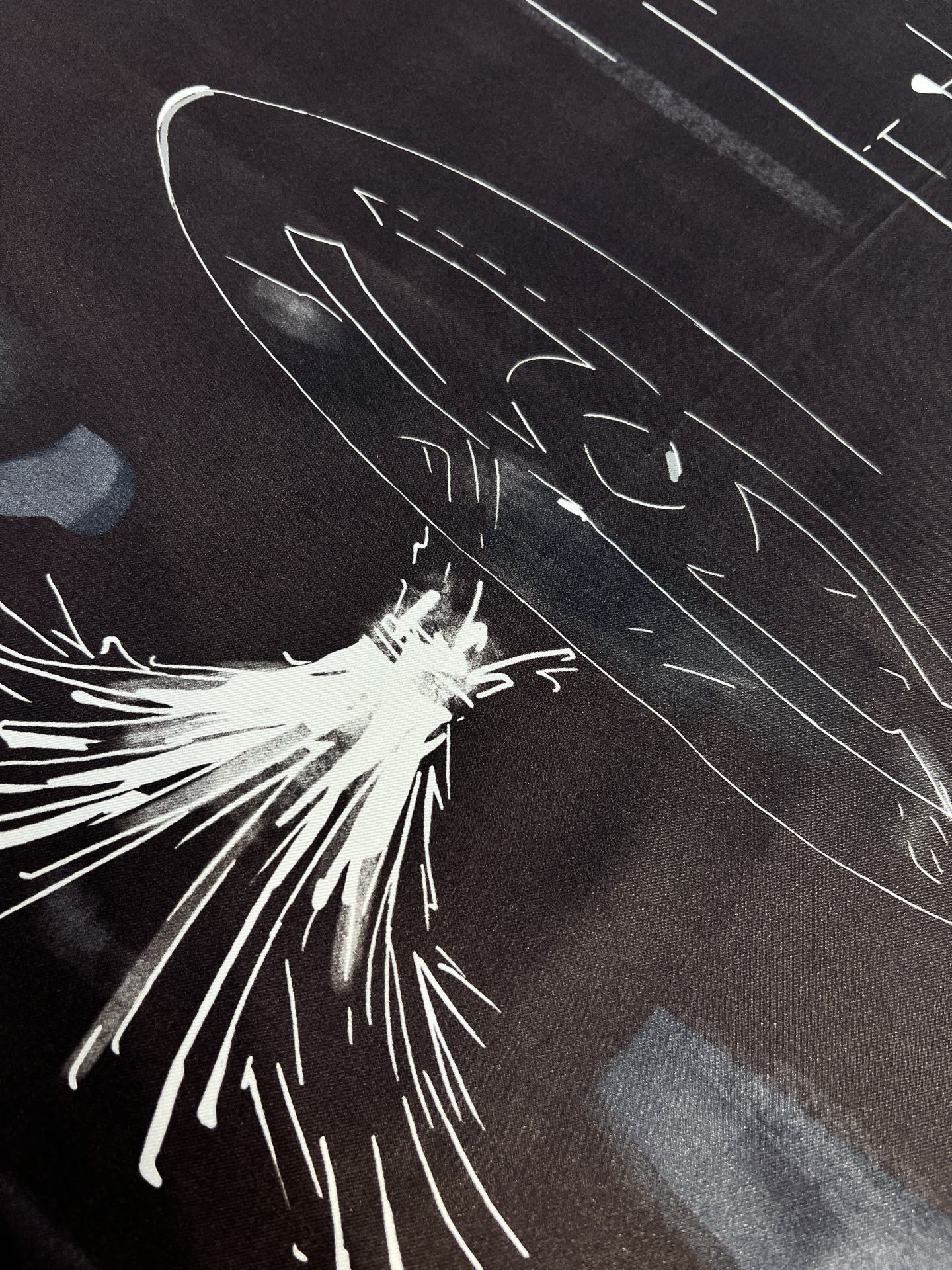 Chanel 25高级手工坊系列
90真丝双面同色印花
18mm真丝材质乳白、黑与灰

25高级手工坊系