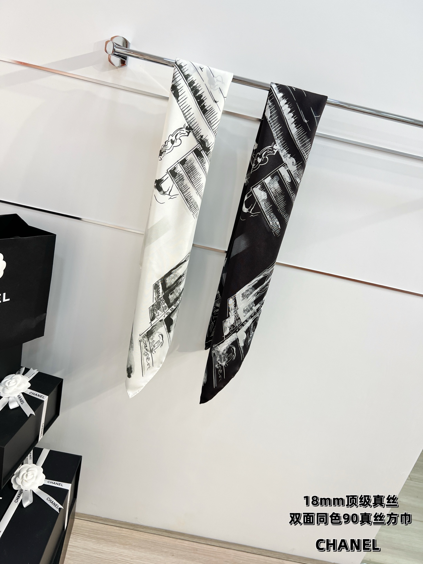 Chanel 25高级手工坊系列
90真丝双面同色印花
18mm真丝材质乳白、黑与灰

25高级手工坊系