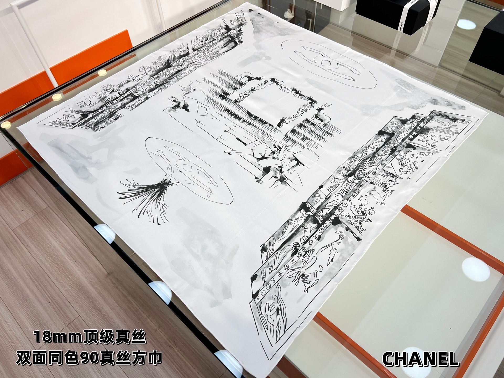 Chanel 25高级手工坊系列
90真丝双面同色印花
18mm真丝材质乳白、黑与灰

25高级手工坊系