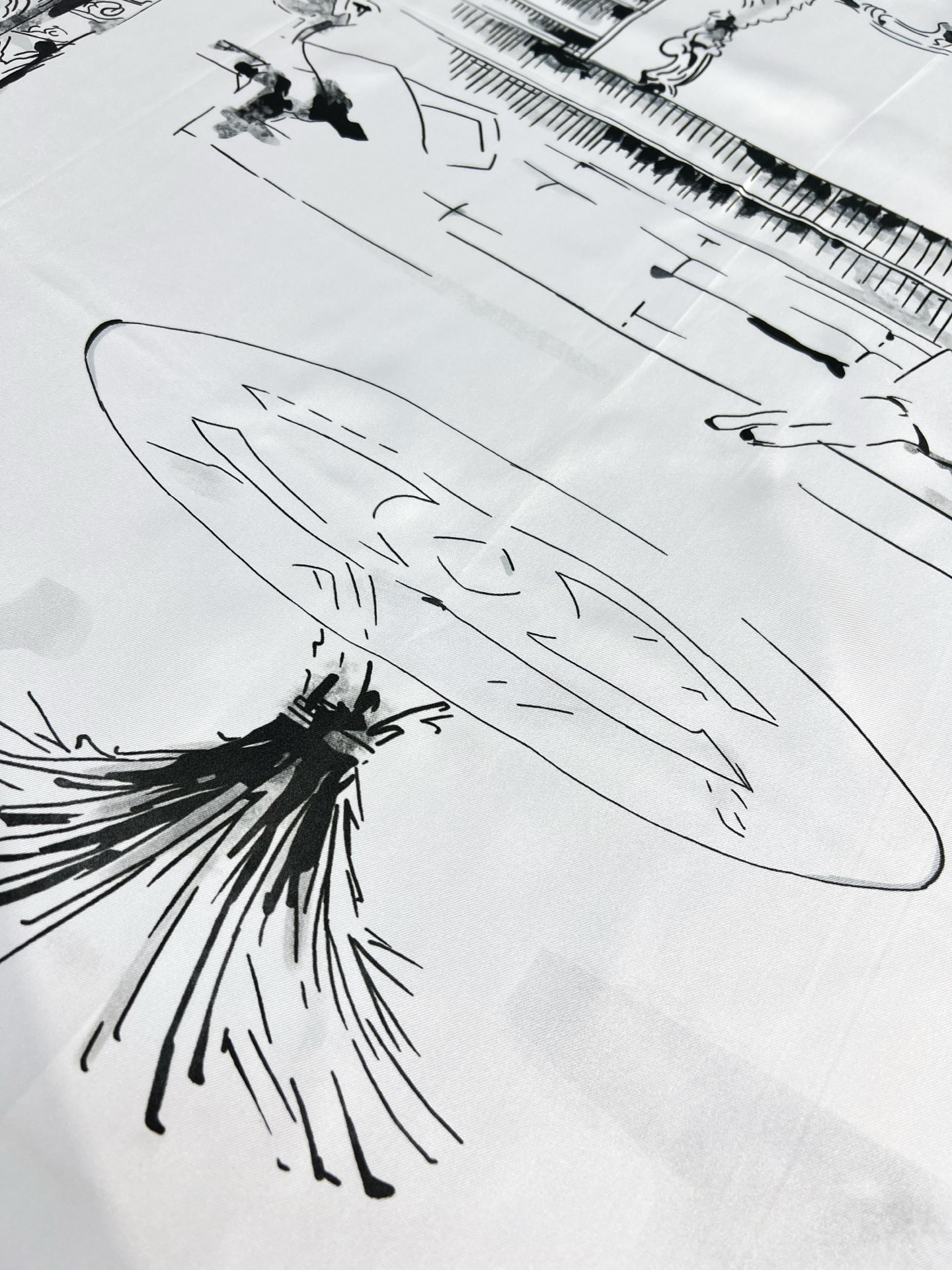 Chanel 25高级手工坊系列
90真丝双面同色印花
18mm真丝材质乳白、黑与灰

25高级手工坊系