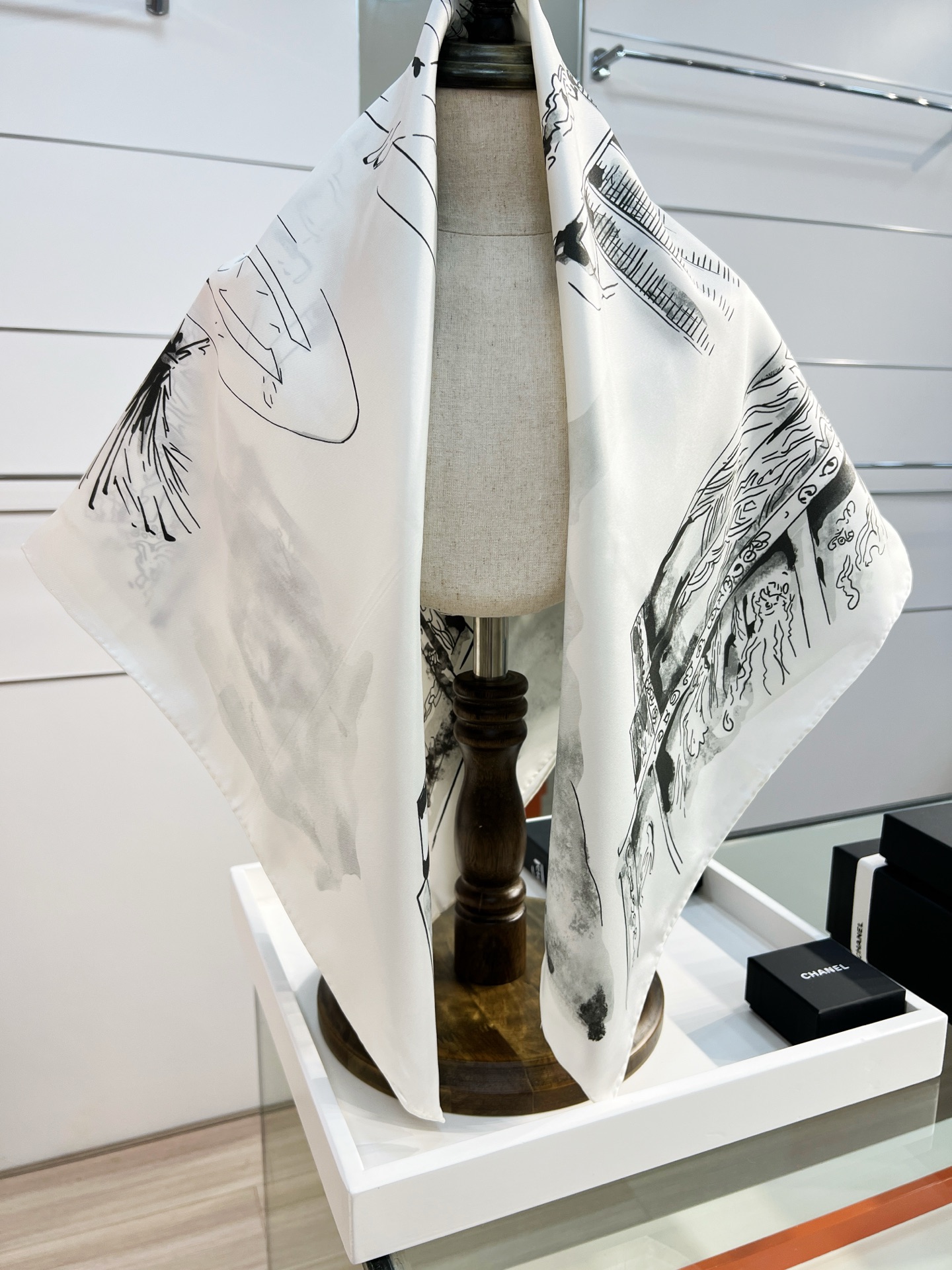 Chanel 25高级手工坊系列
90真丝双面同色印花
18mm真丝材质乳白、黑与灰

25高级手工坊系