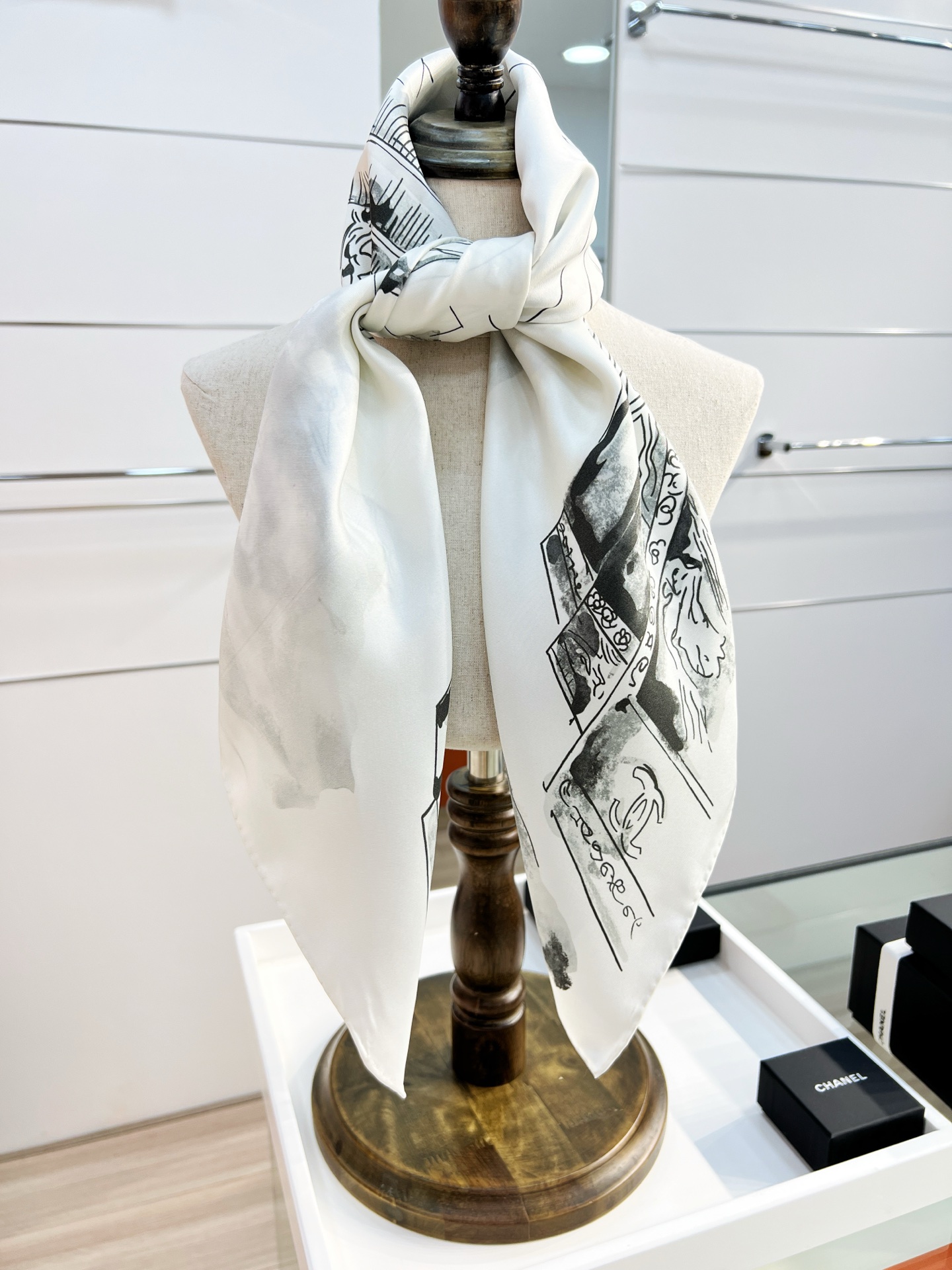 Chanel 25高级手工坊系列
90真丝双面同色印花
18mm真丝材质乳白、黑与灰

25高级手工坊系