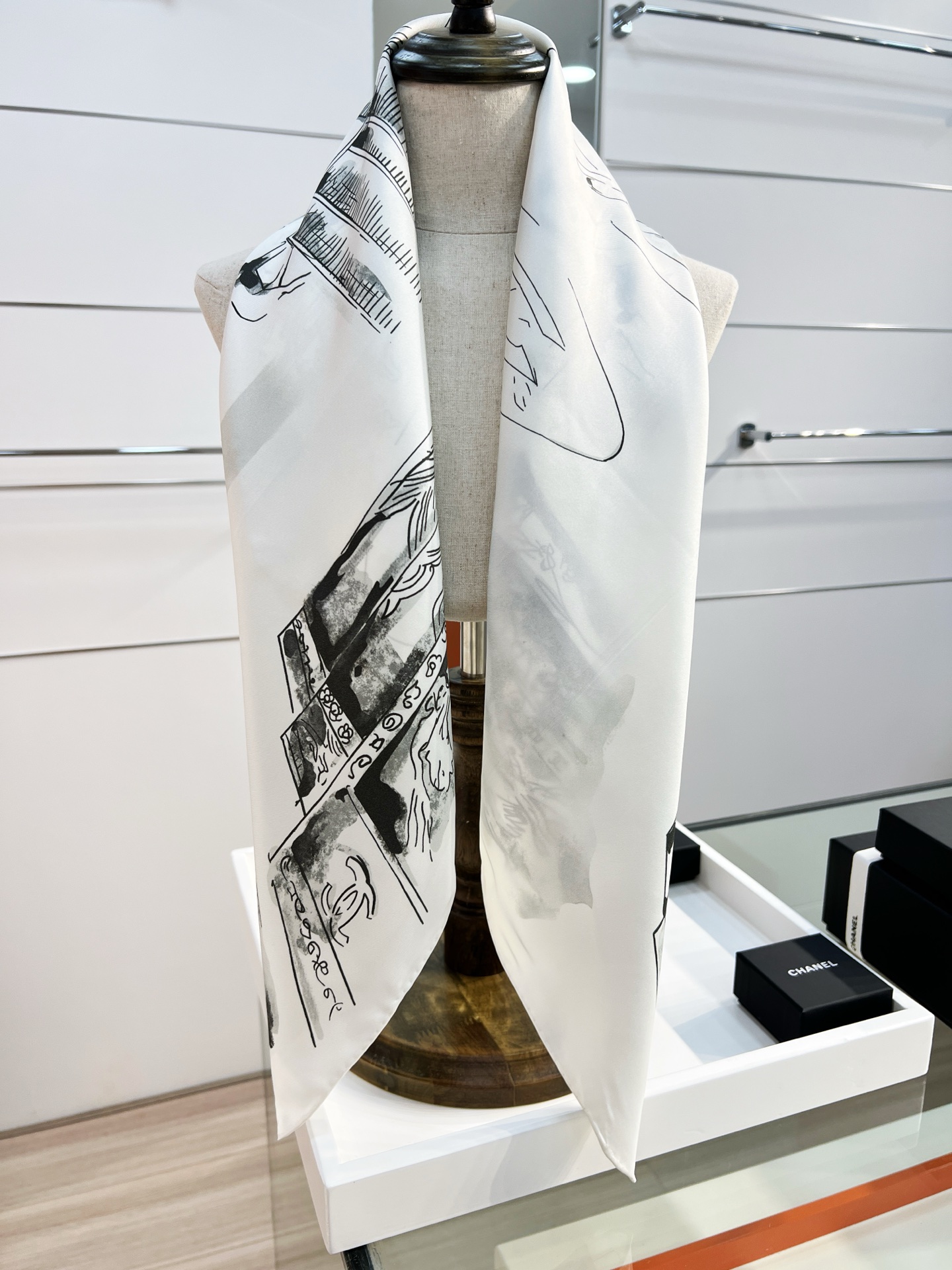 Chanel 25高级手工坊系列
90真丝双面同色印花
18mm真丝材质乳白、黑与灰

25高级手工坊系