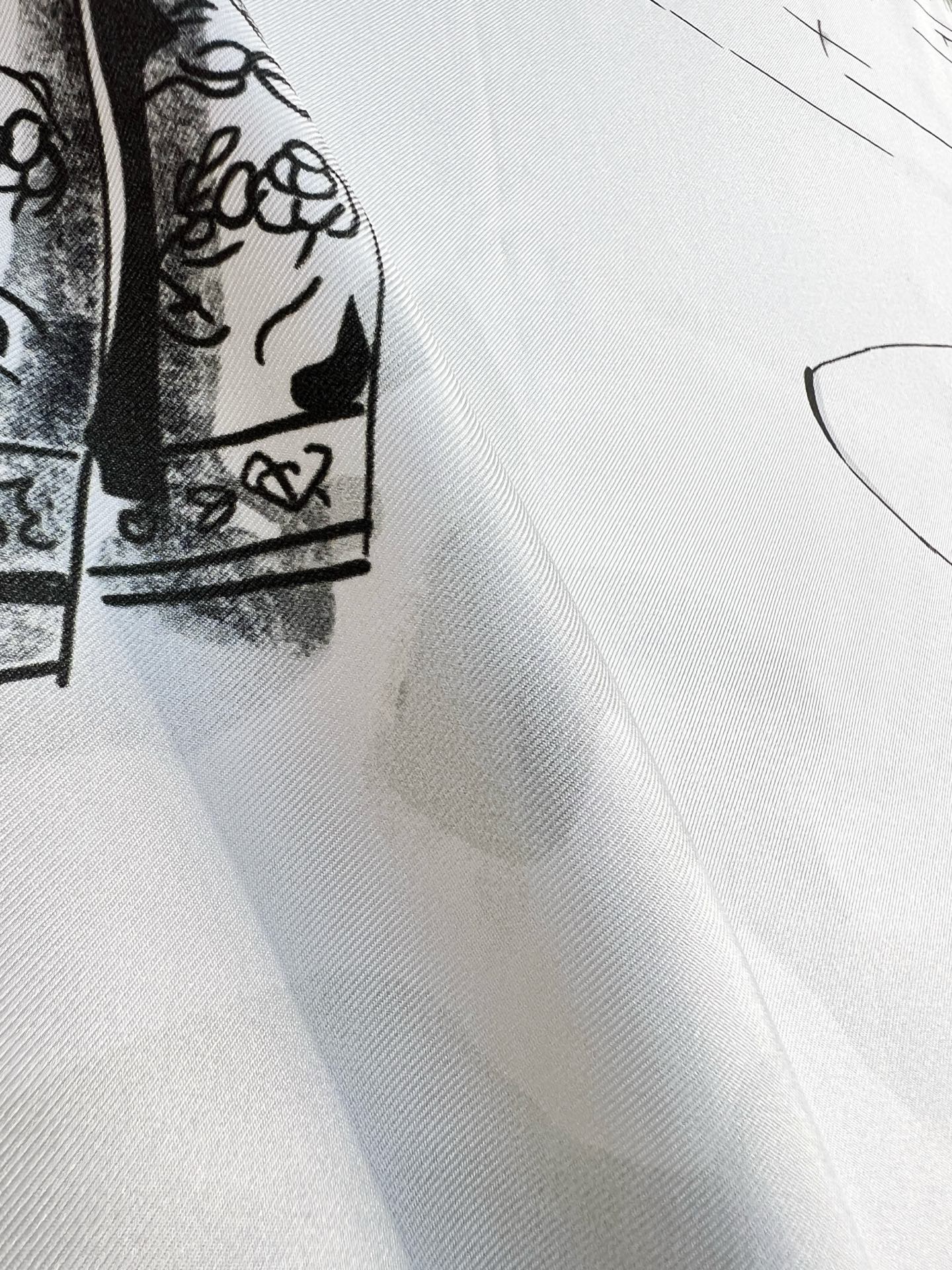 Chanel 25高级手工坊系列
90真丝双面同色印花
18mm真丝材质乳白、黑与灰

25高级手工坊系