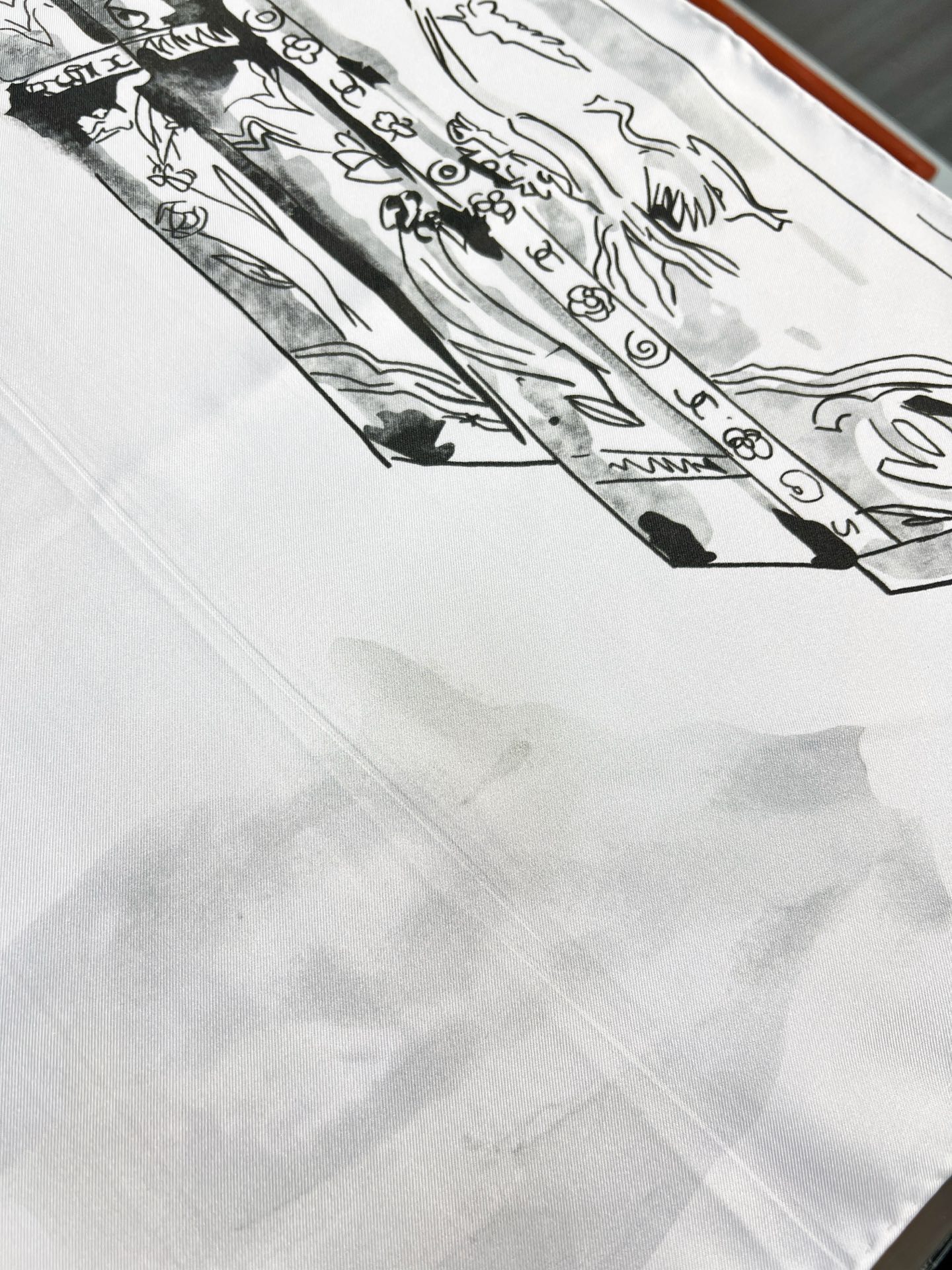 Chanel 25高级手工坊系列
90真丝双面同色印花
18mm真丝材质乳白、黑与灰

25高级手工坊系