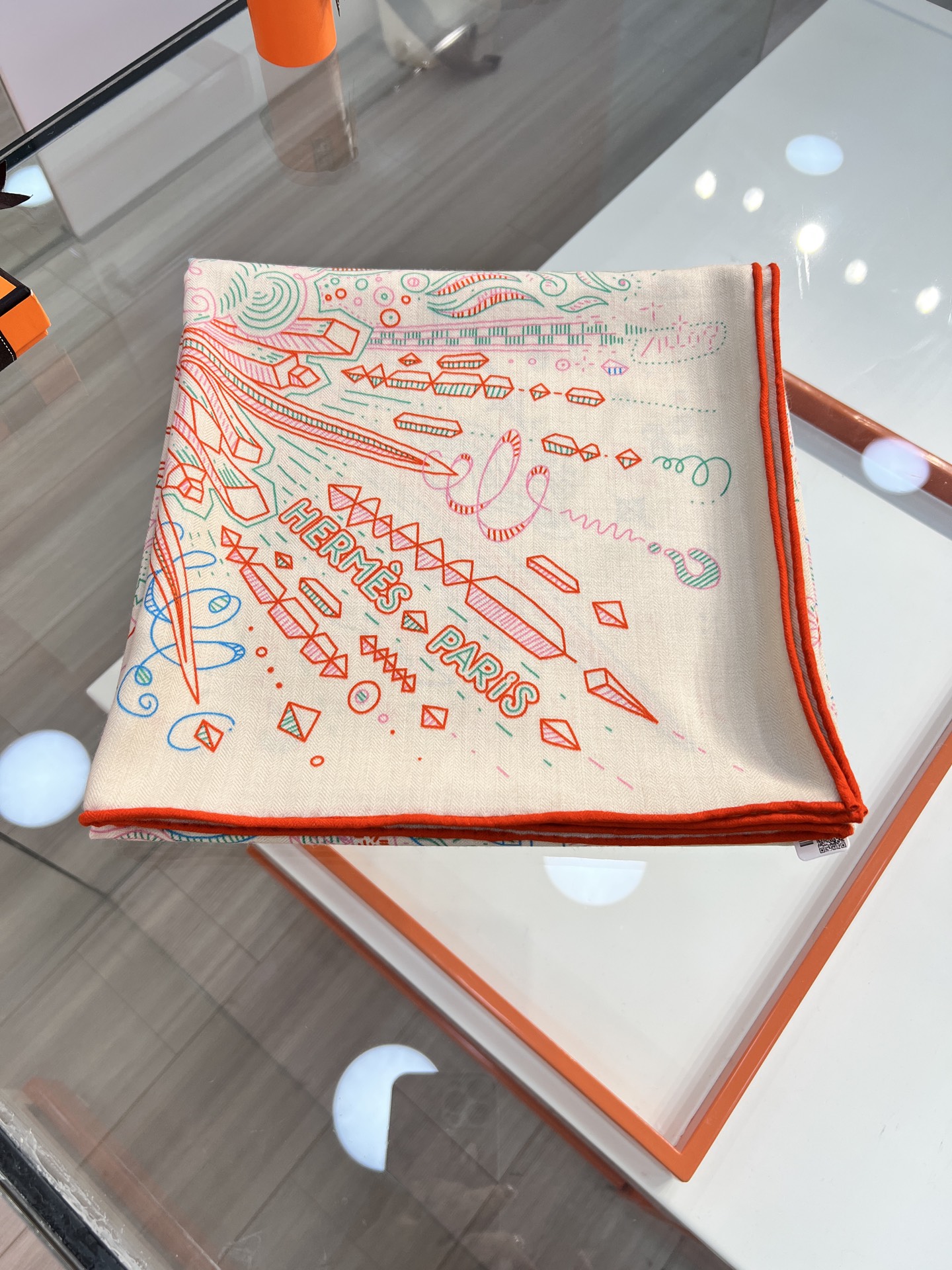 💟2025年秋冬羊绒新款 正在接通中 140方巾～Hermes 

手工卷边丝羊绒方巾 30%桑蚕丝70