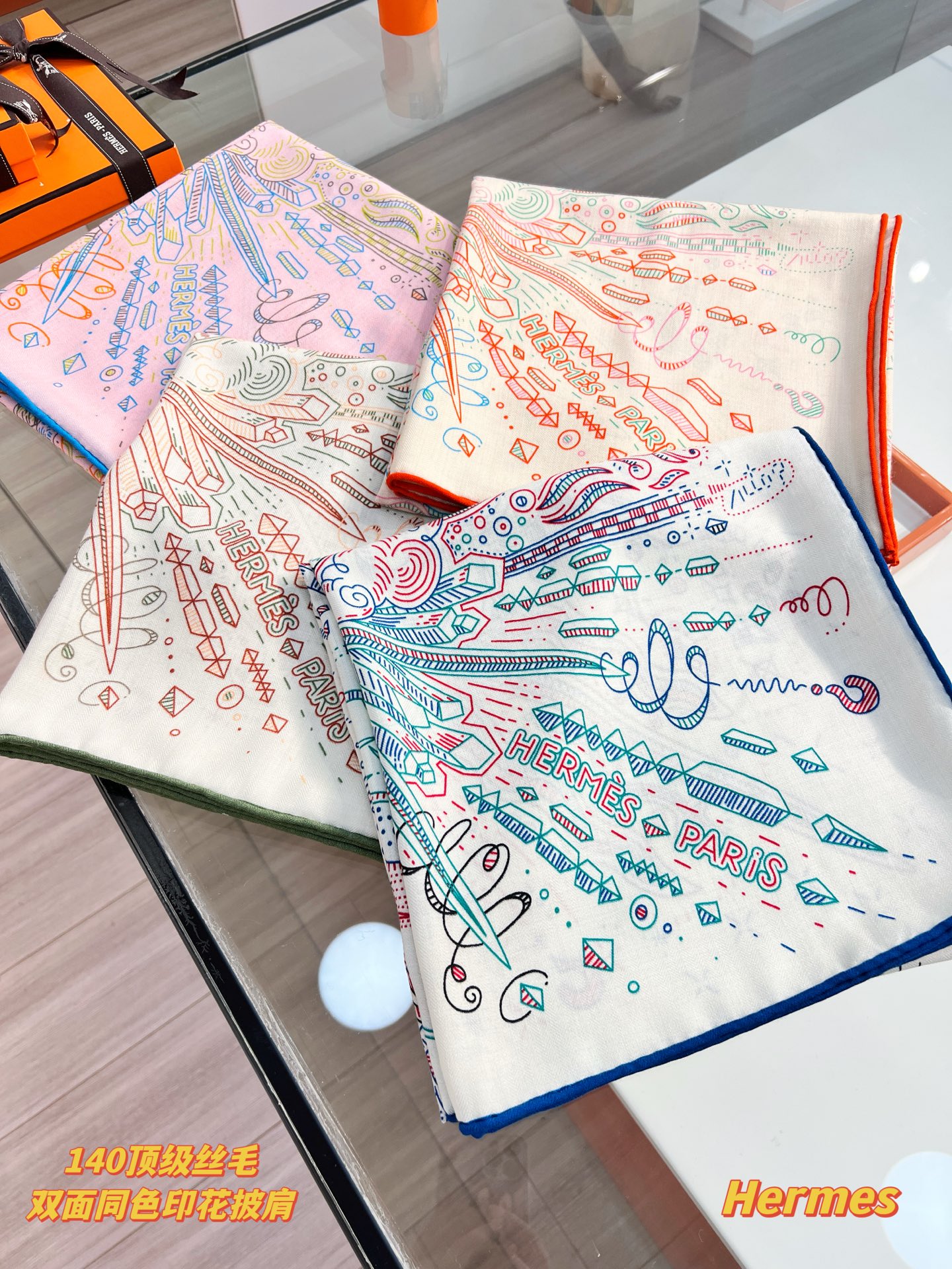 💟2025年秋冬羊绒新款 正在接通中 140方巾～Hermes 

手工卷边丝羊绒方巾（30%桑蚕丝70