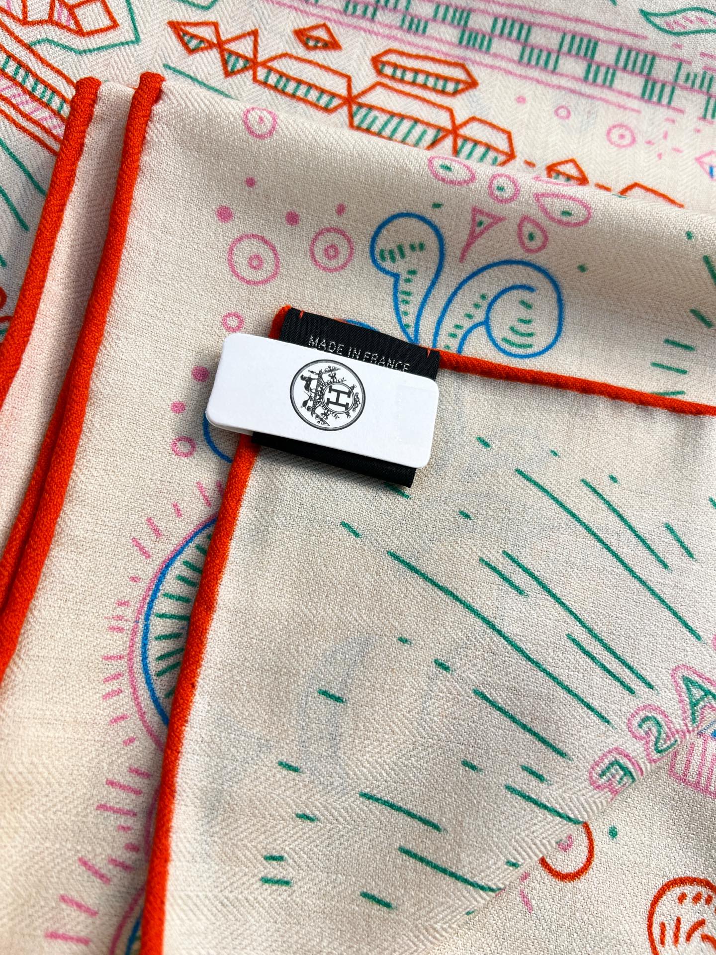 💟2025年秋冬羊绒新款 正在接通中 140方巾～Hermes 

手工卷边丝羊绒方巾 30%桑蚕丝70