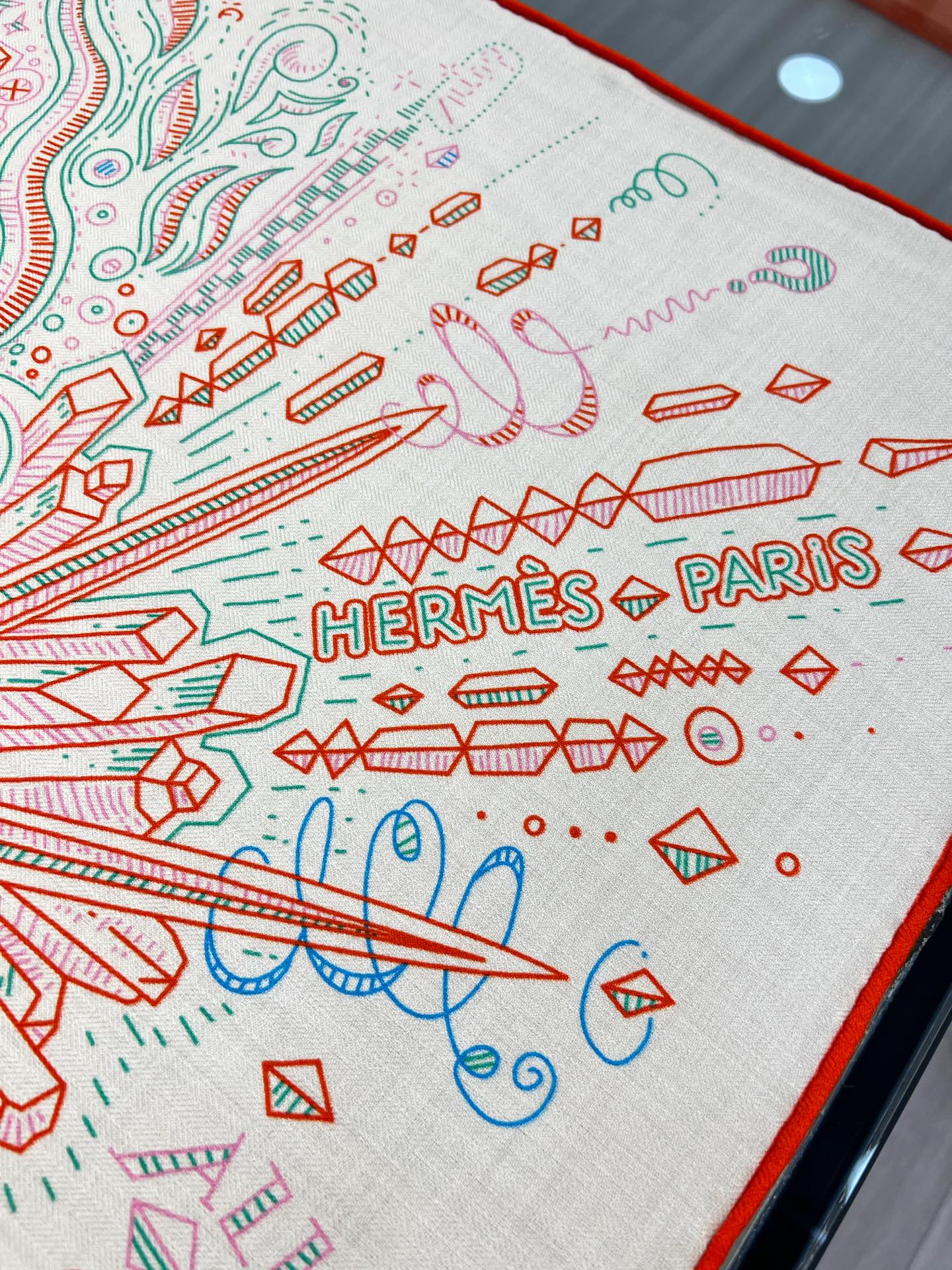 💟2025年秋冬羊绒新款 正在接通中 140方巾～Hermes 

手工卷边丝羊绒方巾 30%桑蚕丝70