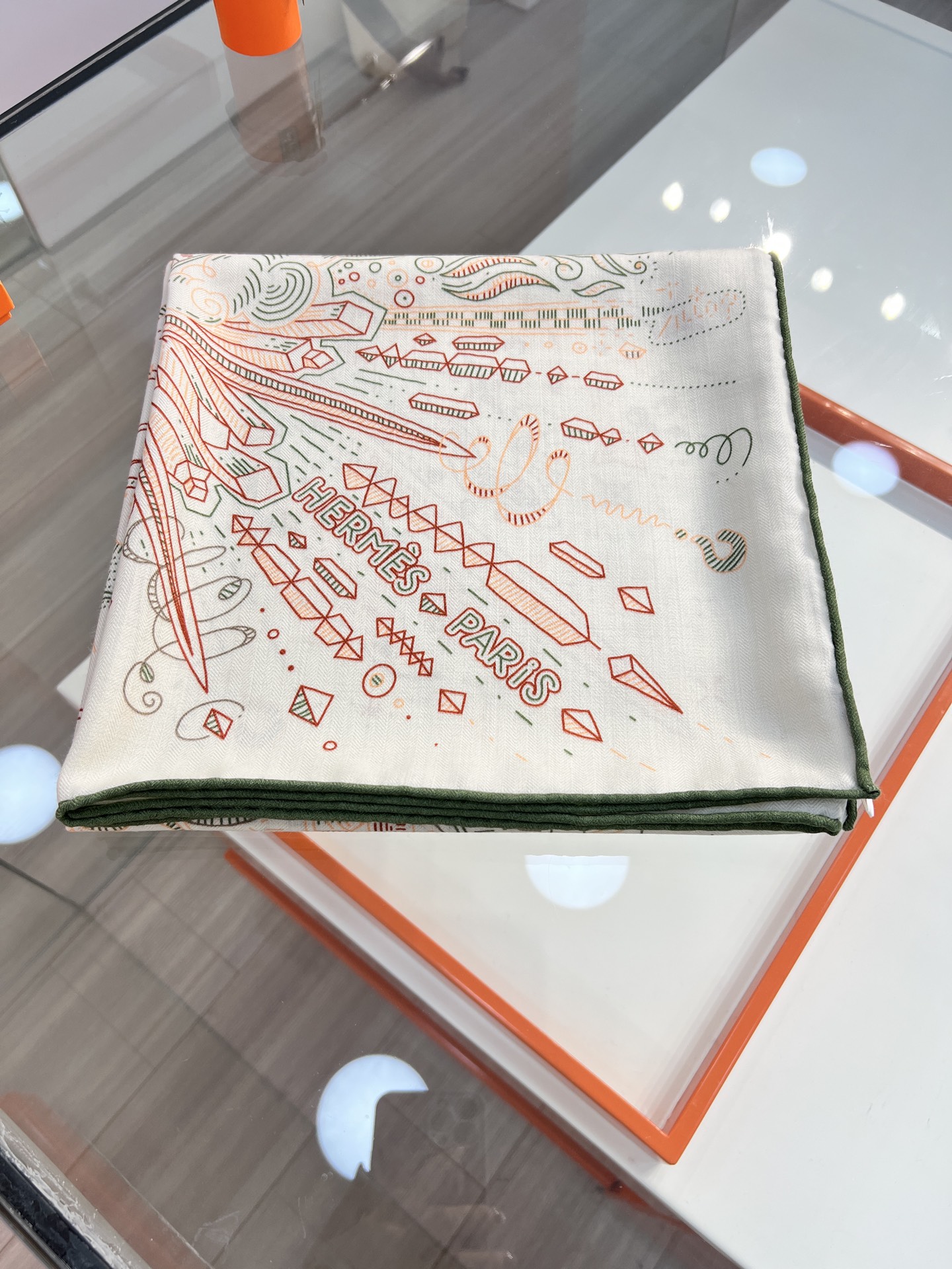 💟2025年秋冬新款羊绒 正在接通中”140方巾～Hermes 

手工卷边丝绒方巾（30%桑蚕丝70%