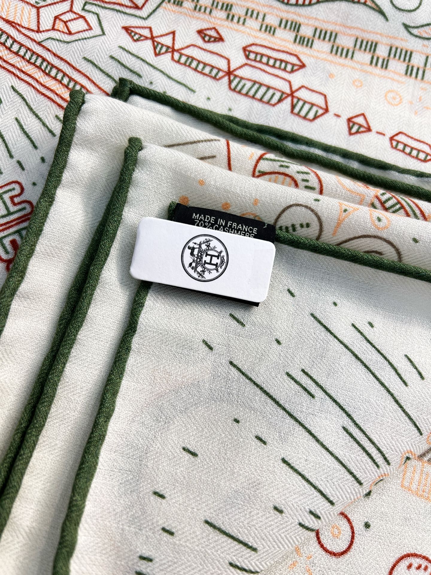 💟2025年秋冬新款羊绒 正在接通中”140方巾～Hermes 

手工卷边丝绒方巾（30%桑蚕丝70%