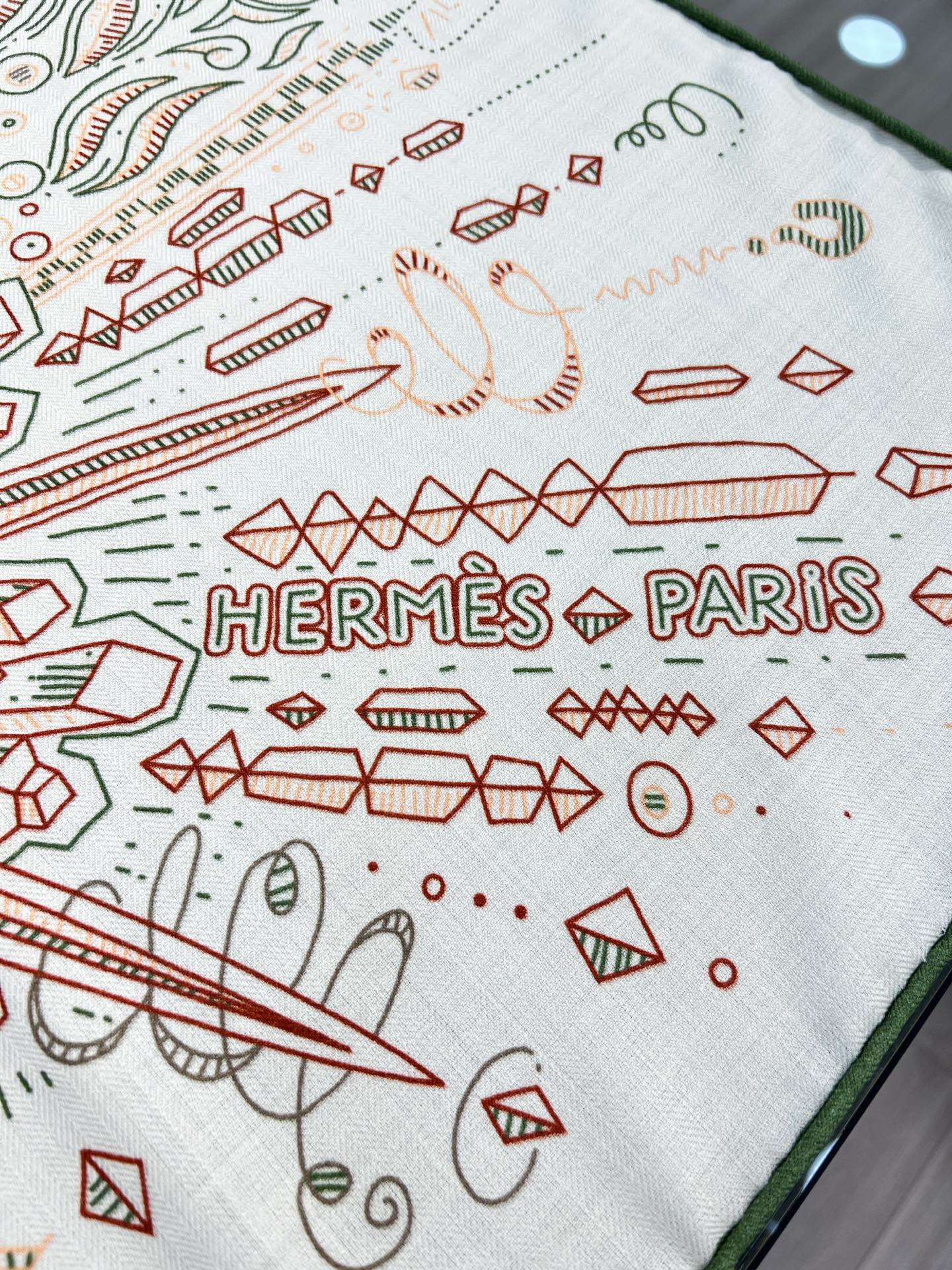 💟2025年秋冬新款羊绒 正在接通中”140方巾～Hermes 

手工卷边丝绒方巾（30%桑蚕丝70%