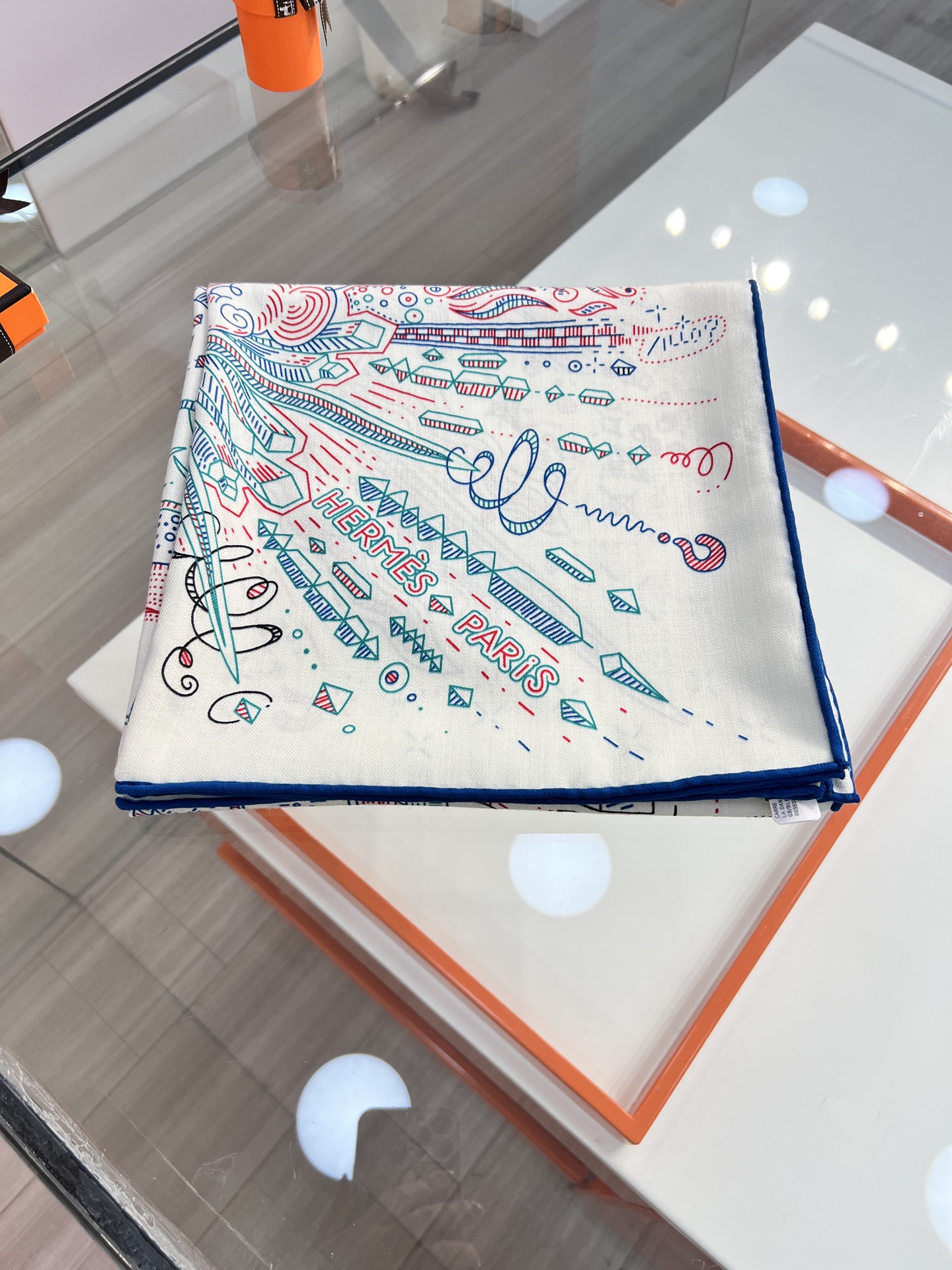 💟2025年秋冬羊绒新款 正在接通中 140方巾～Hermes 

手工卷边丝羊绒方巾（30%桑蚕丝70