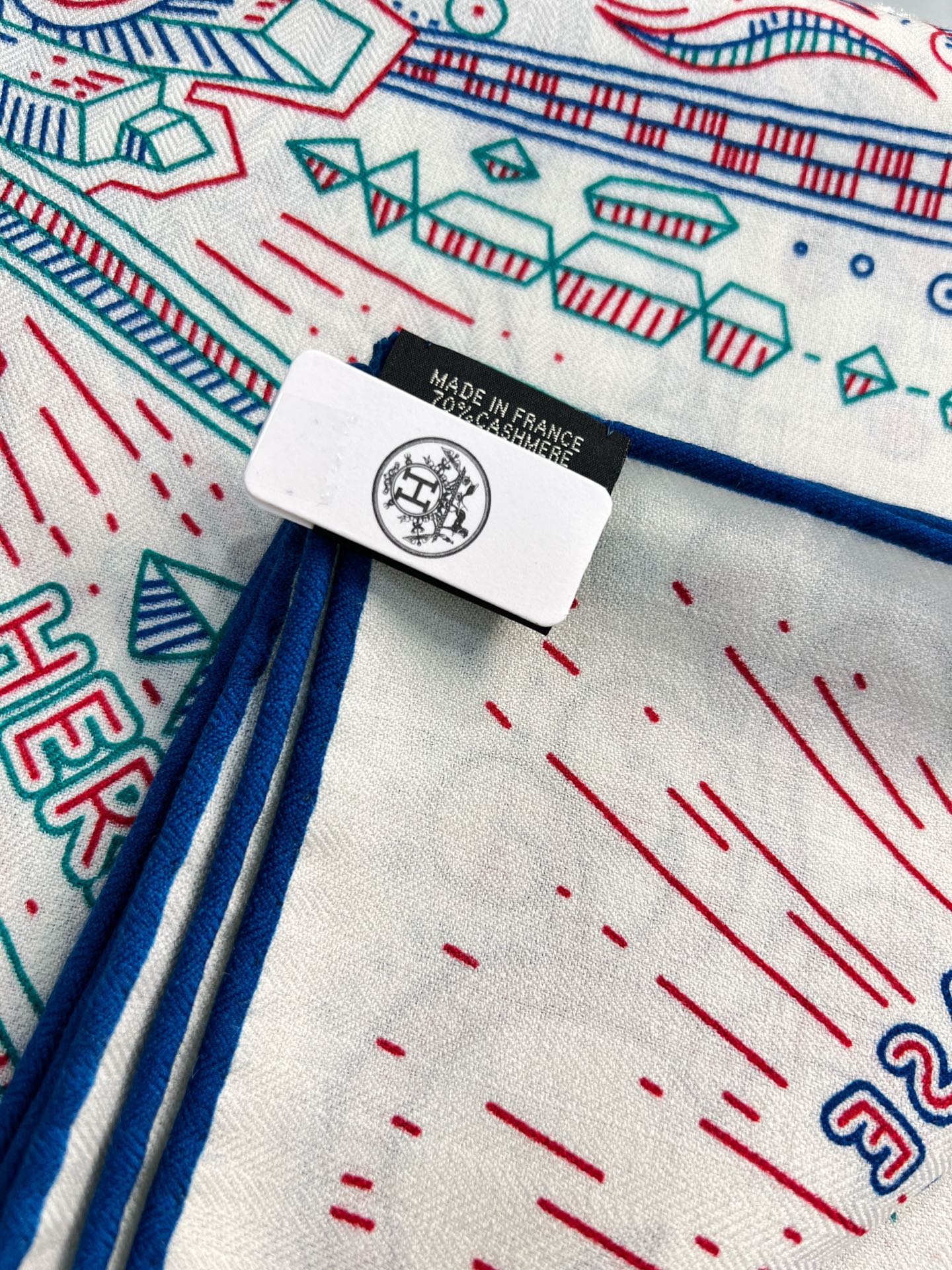 💟2025年秋冬羊绒新款 正在接通中 140方巾～Hermes 

手工卷边丝羊绒方巾（30%桑蚕丝70