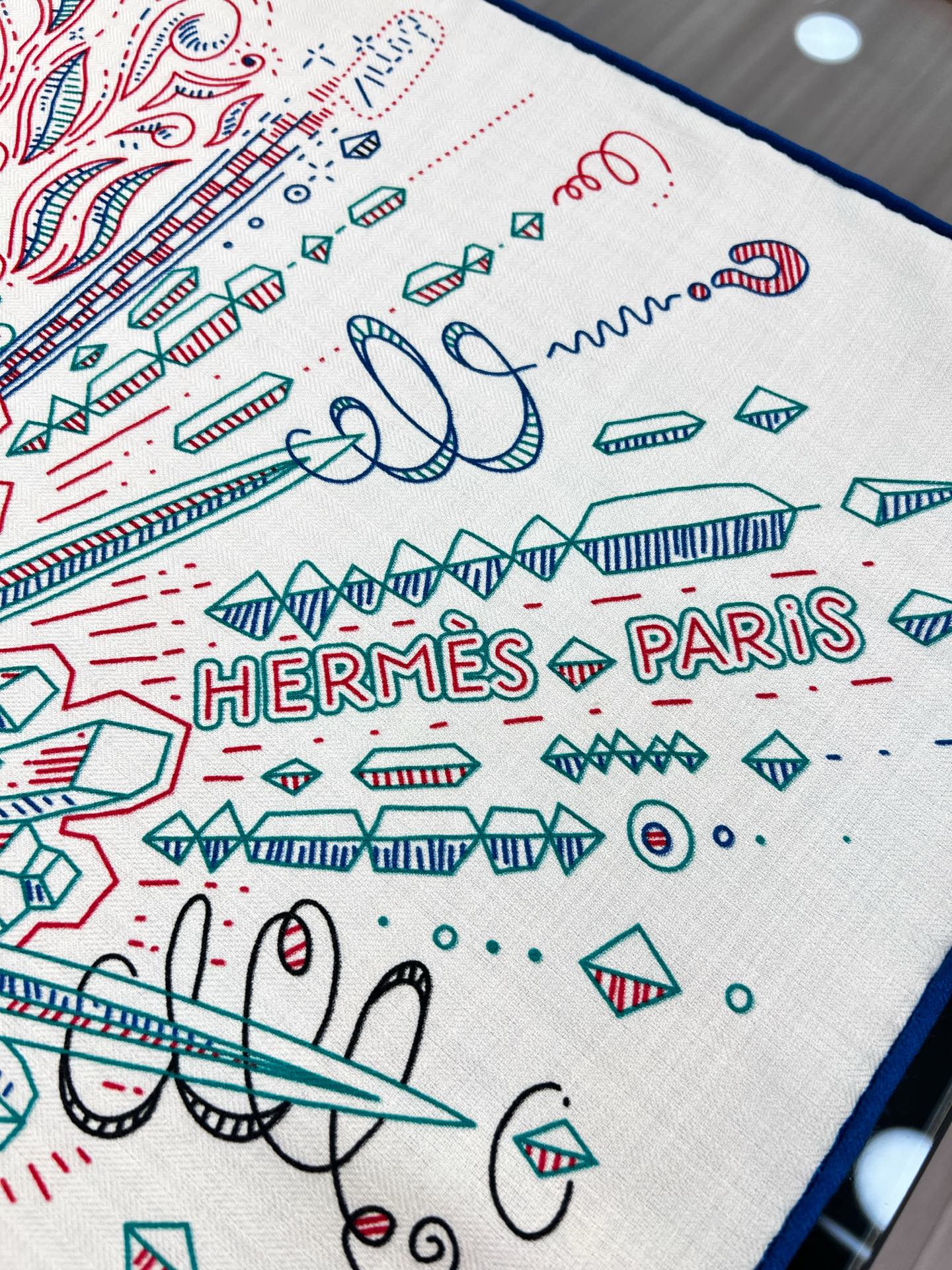 💟2025年秋冬羊绒新款 正在接通中 140方巾～Hermes 

手工卷边丝羊绒方巾（30%桑蚕丝70