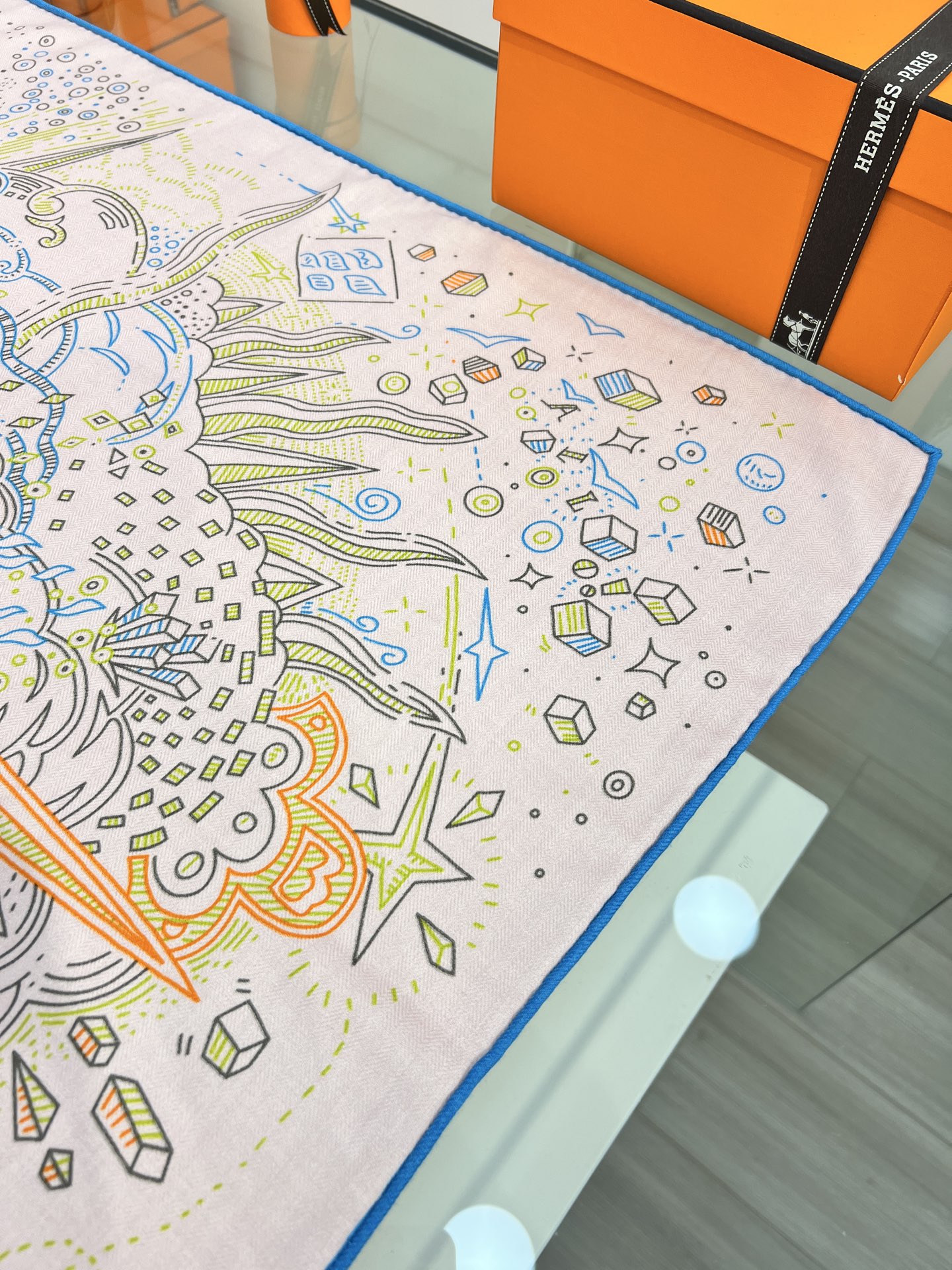 💟2025年秋冬羊绒新款 正在接通中 140方巾～Hermes 

手工卷边丝羊绒方巾（30%桑蚕丝70