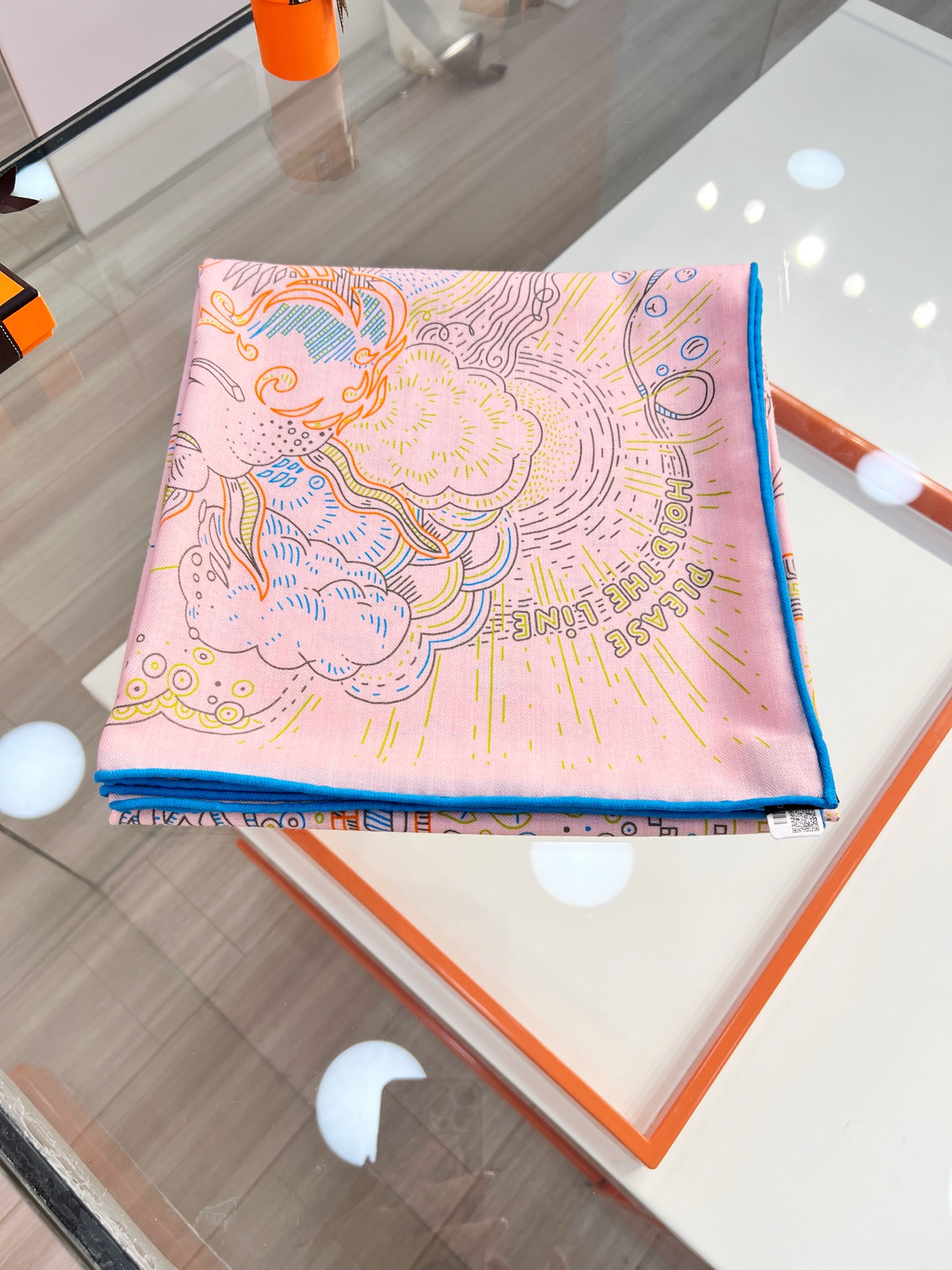 💟2025年秋冬羊绒新款 正在接通中 140方巾～Hermes 

手工卷边丝羊绒方巾（30%桑蚕丝70