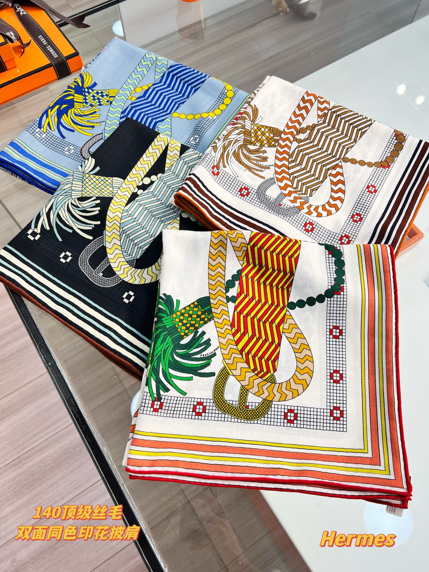 💟2025年秋冬新款 编织鞍带”140方巾～Hermes 

手工卷边丝绒方巾（30%桑蚕丝70%羊绒）