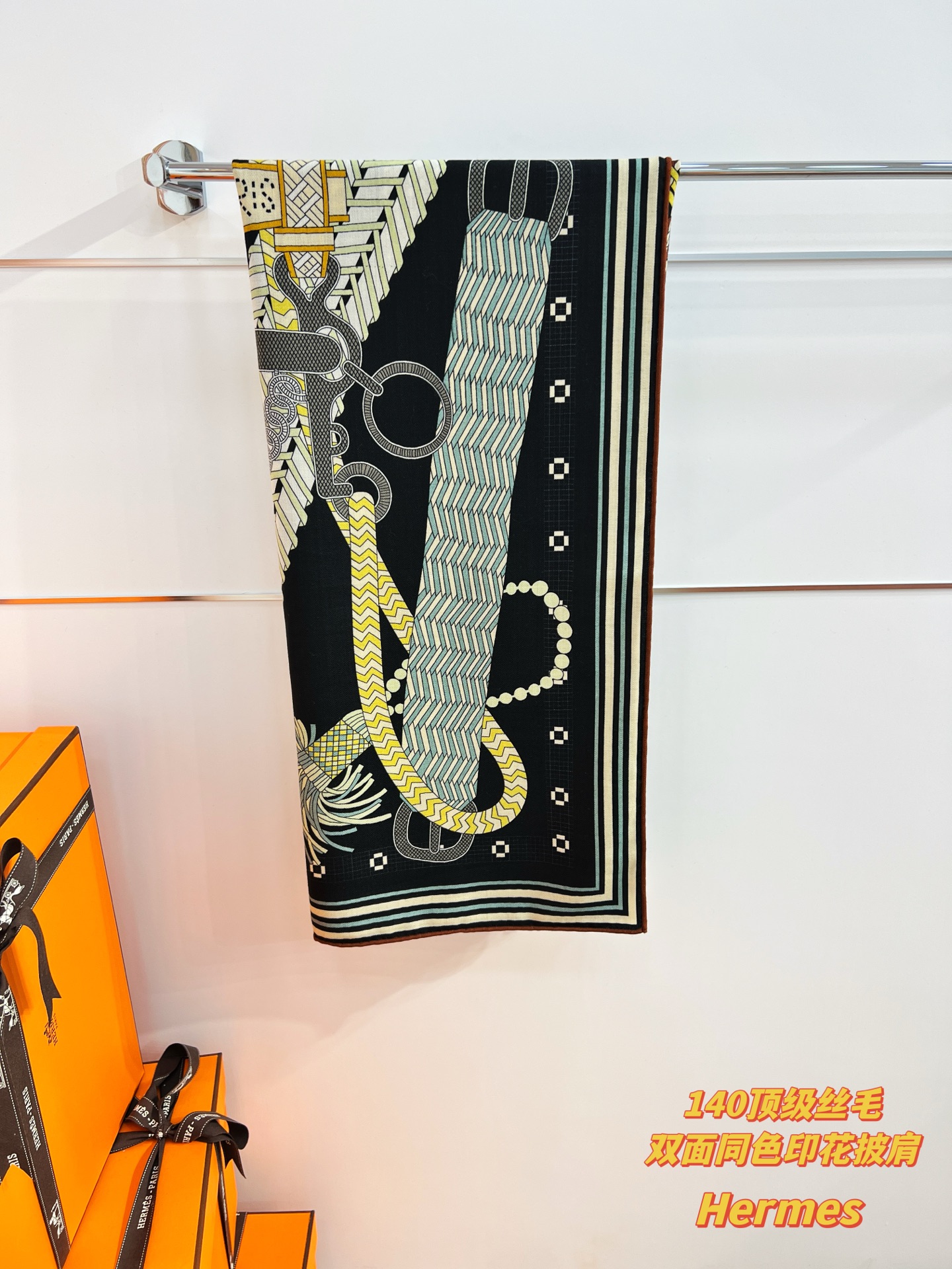 💟2025年秋冬新款 编织鞍带”140方巾～Hermes 

手工卷边丝绒方巾（30%桑蚕丝70%羊绒）